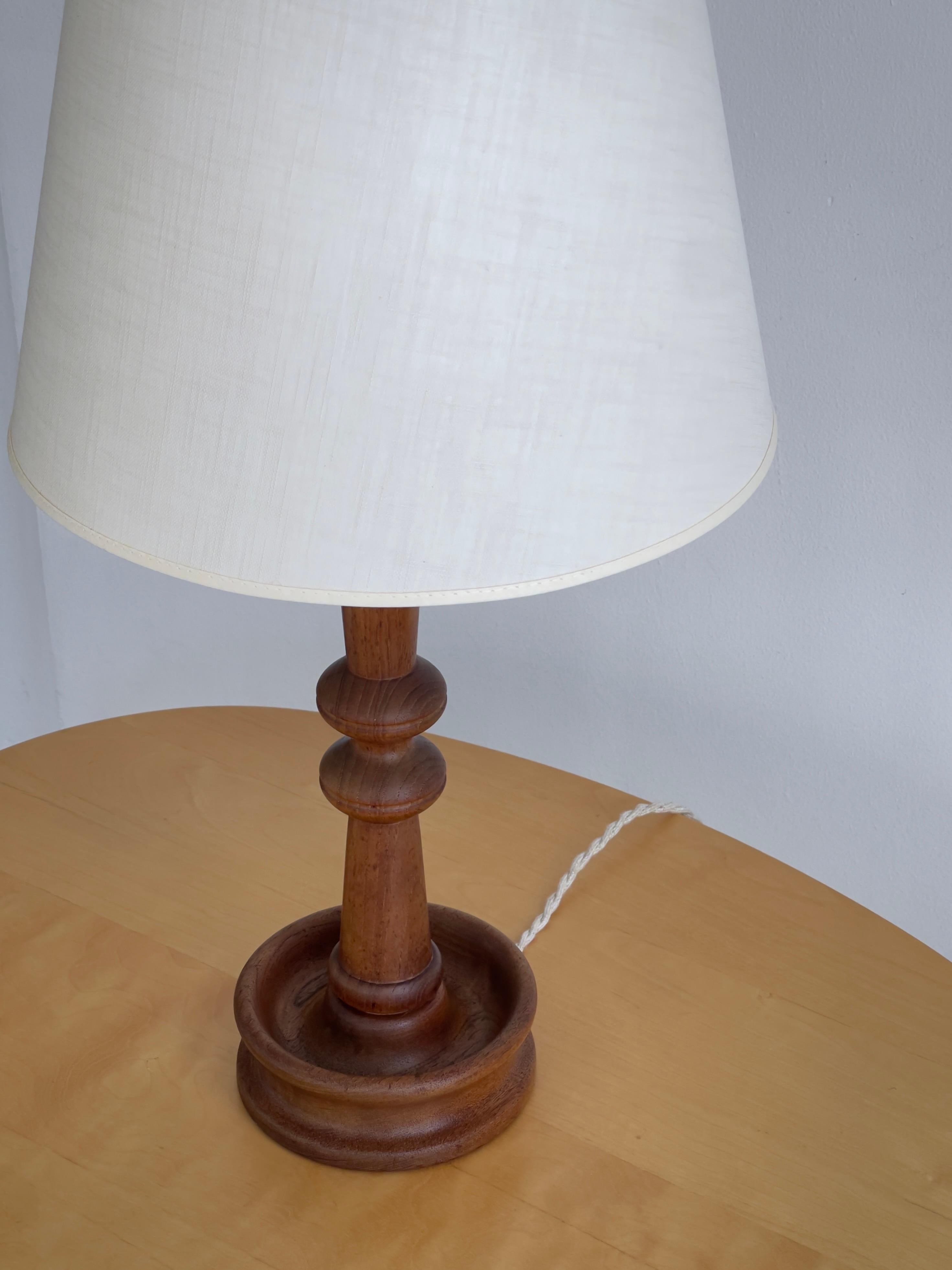 Lámpara de sobremesa moderna danesa en una pieza maciza de madera de teca tallada. Dinamarca Años 50 Escandinavo moderno en venta