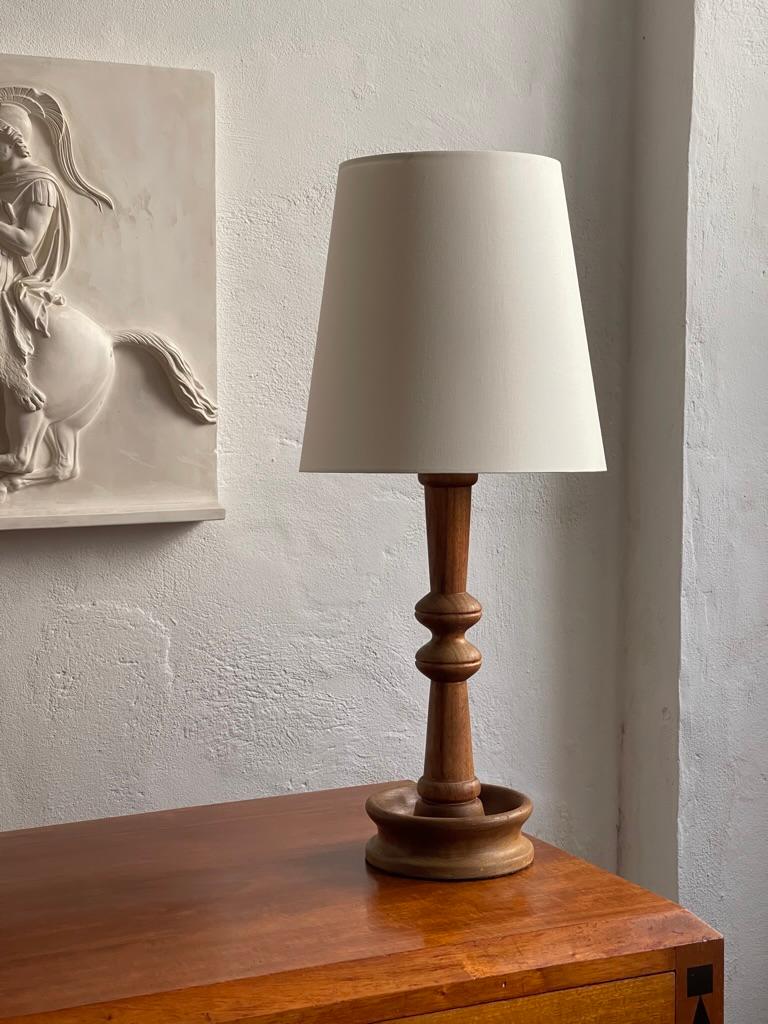 Danish modern table lamp in one solid piece of carved teak wood. Denmark 1950s In Good Condition For Sale In København K, 84