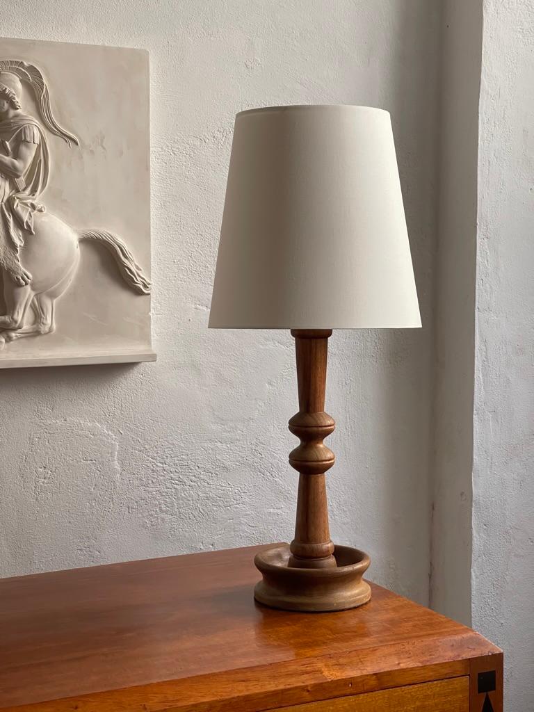 Sculpté à la main Lampe de table moderne danoise en un seul bois massif de teck sculpté. Danemark années 1950 en vente