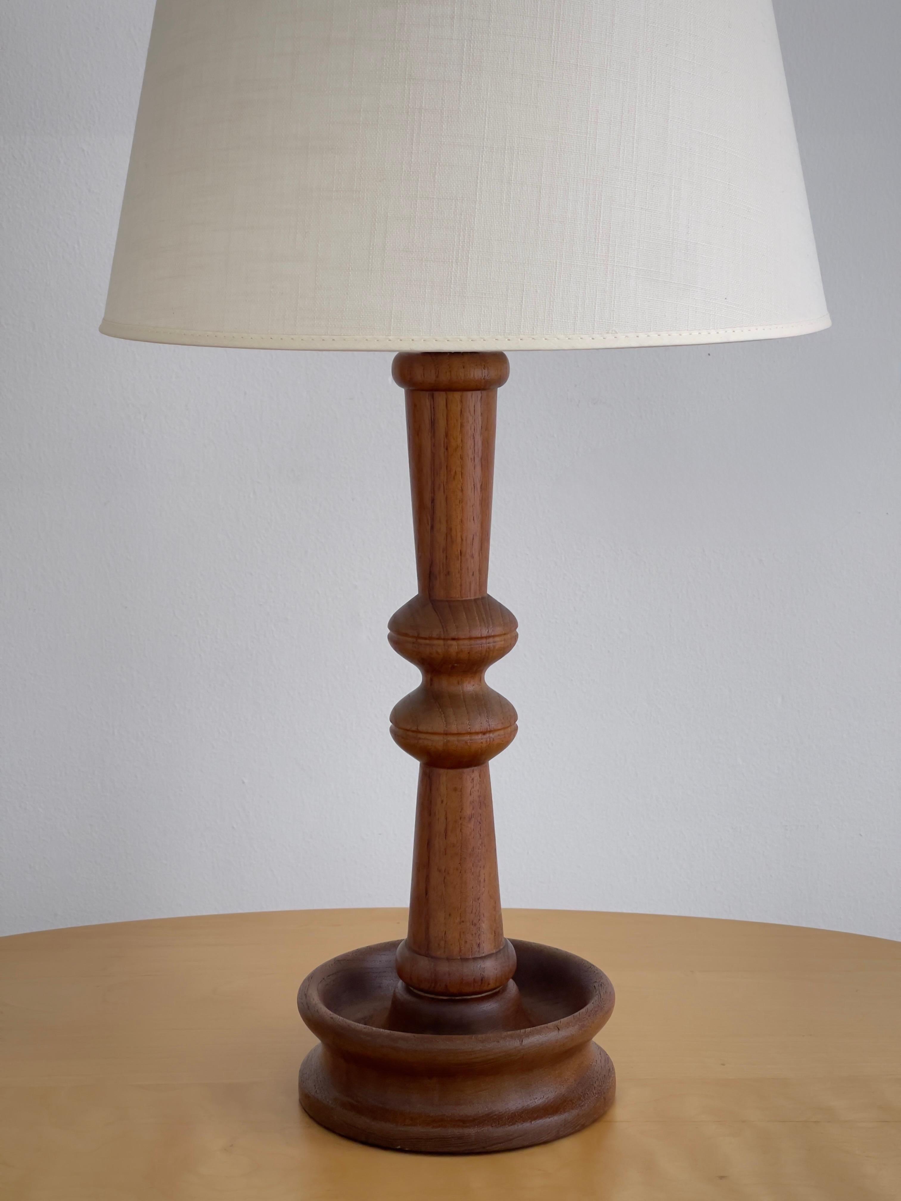 Lámpara de sobremesa moderna danesa en una pieza maciza de madera de teca tallada. Dinamarca Años 50 Danés en venta