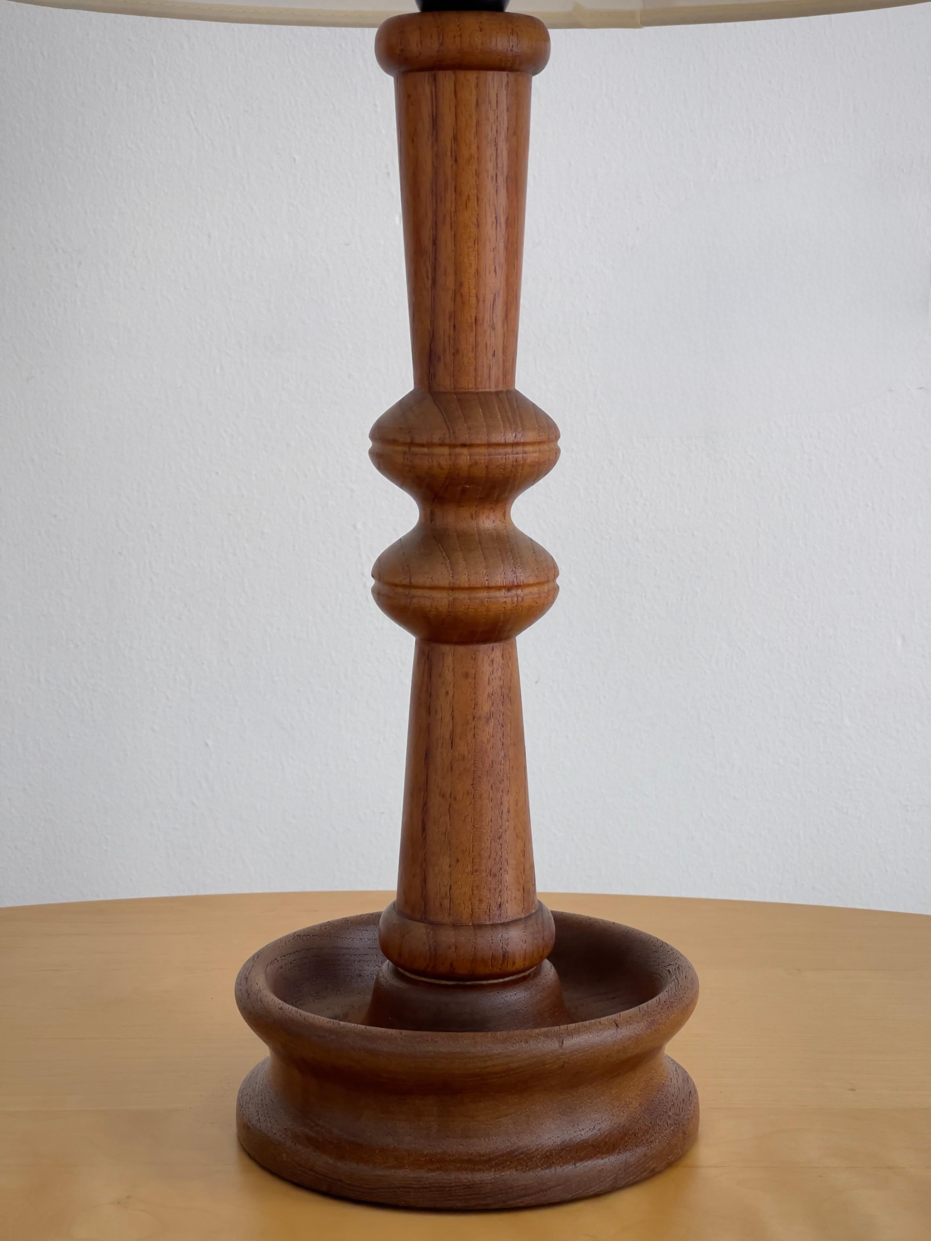 Lámpara de sobremesa moderna danesa en una pieza maciza de madera de teca tallada. Dinamarca Años 50 Tallado a mano en venta