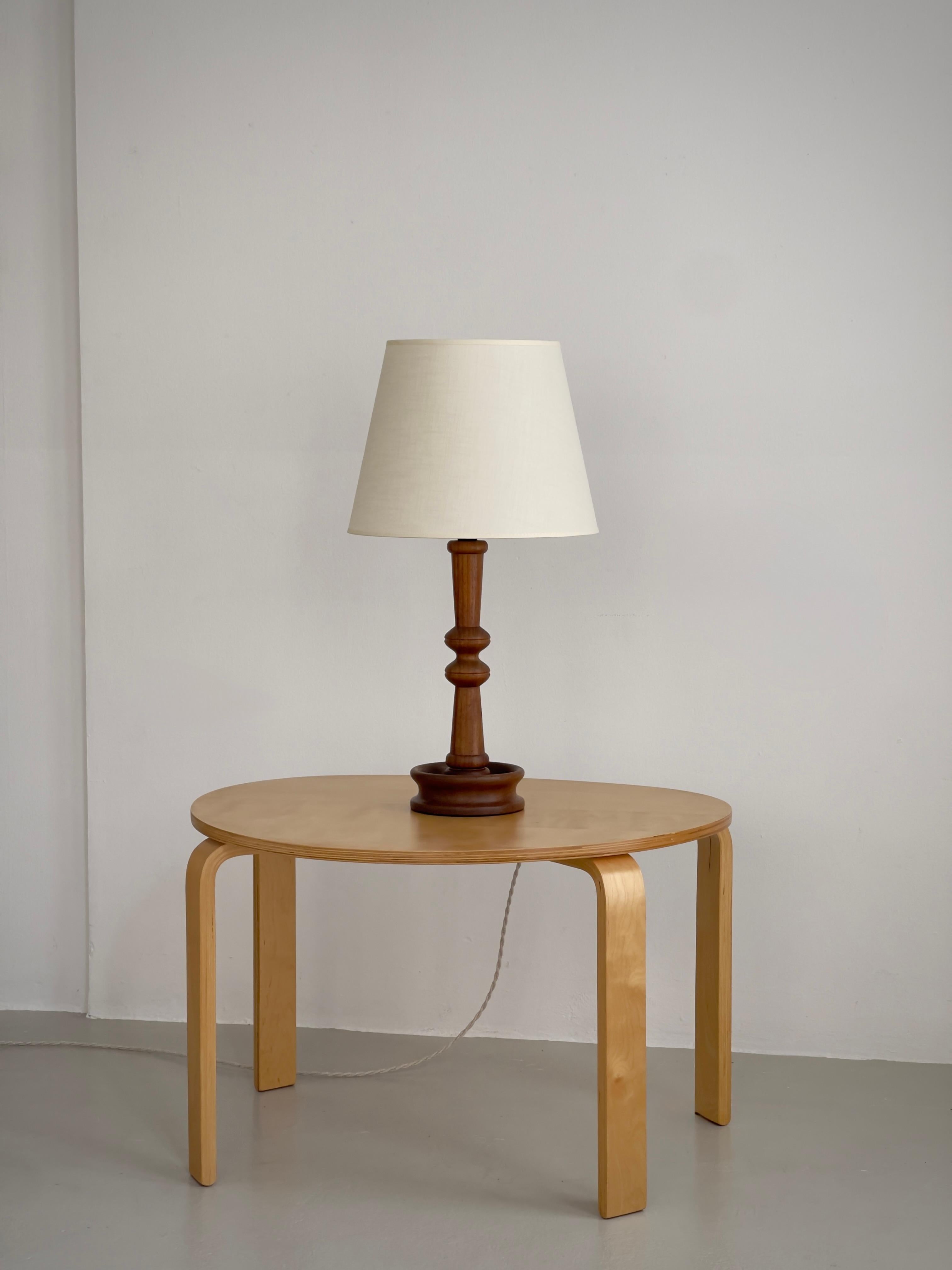 Lámpara de sobremesa moderna danesa en una pieza maciza de madera de teca tallada. Dinamarca Años 50 en Bueno estado para la venta en København K, 84