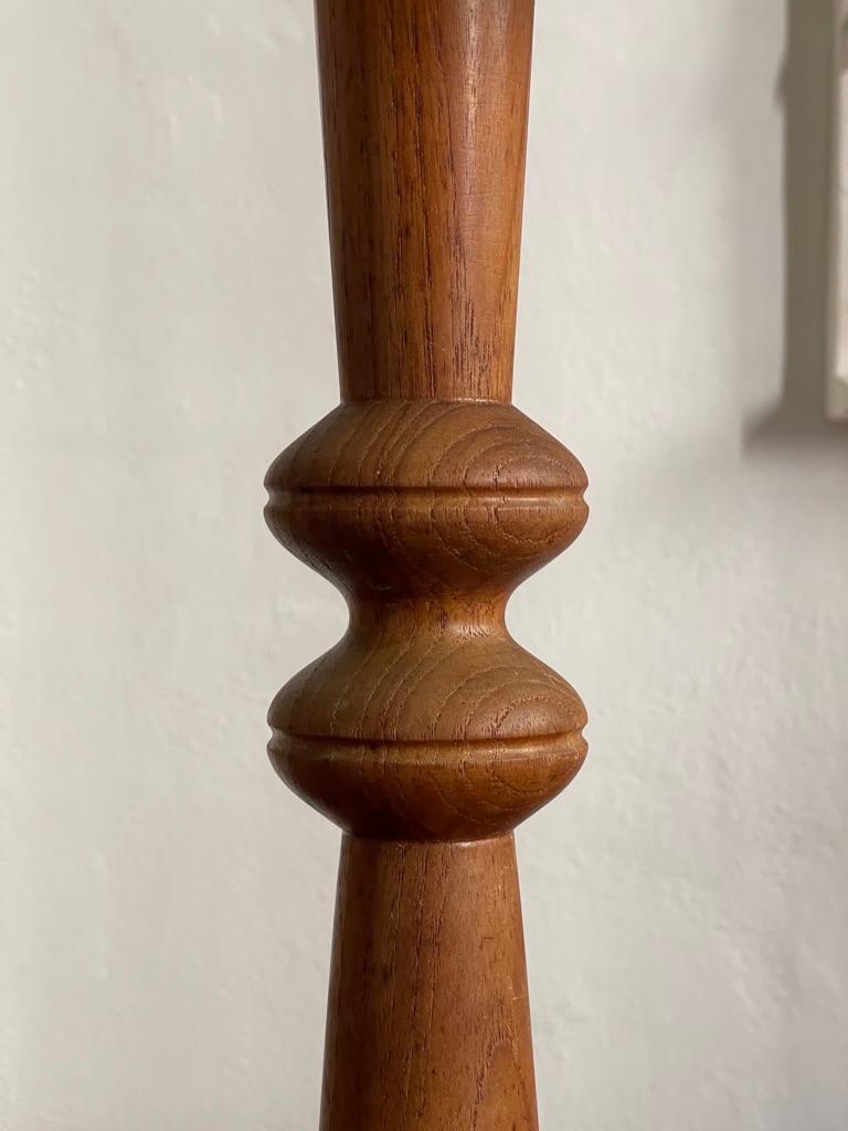 Teck Lampe de table moderne danoise en un seul bois massif de teck sculpté. Danemark années 1950 en vente