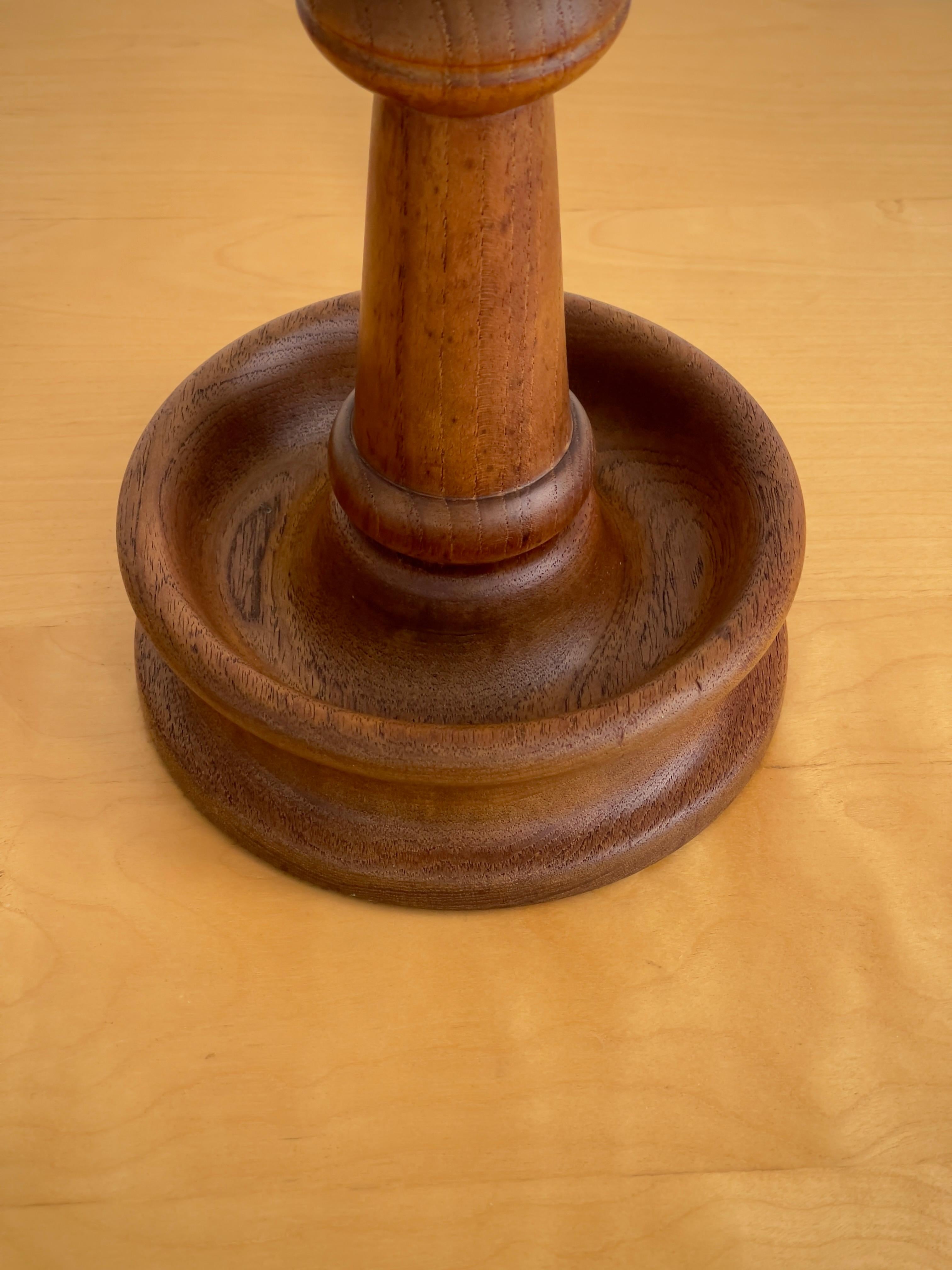 Lámpara de sobremesa moderna danesa en una pieza maciza de madera de teca tallada. Dinamarca Años 50 mediados del siglo XX en venta