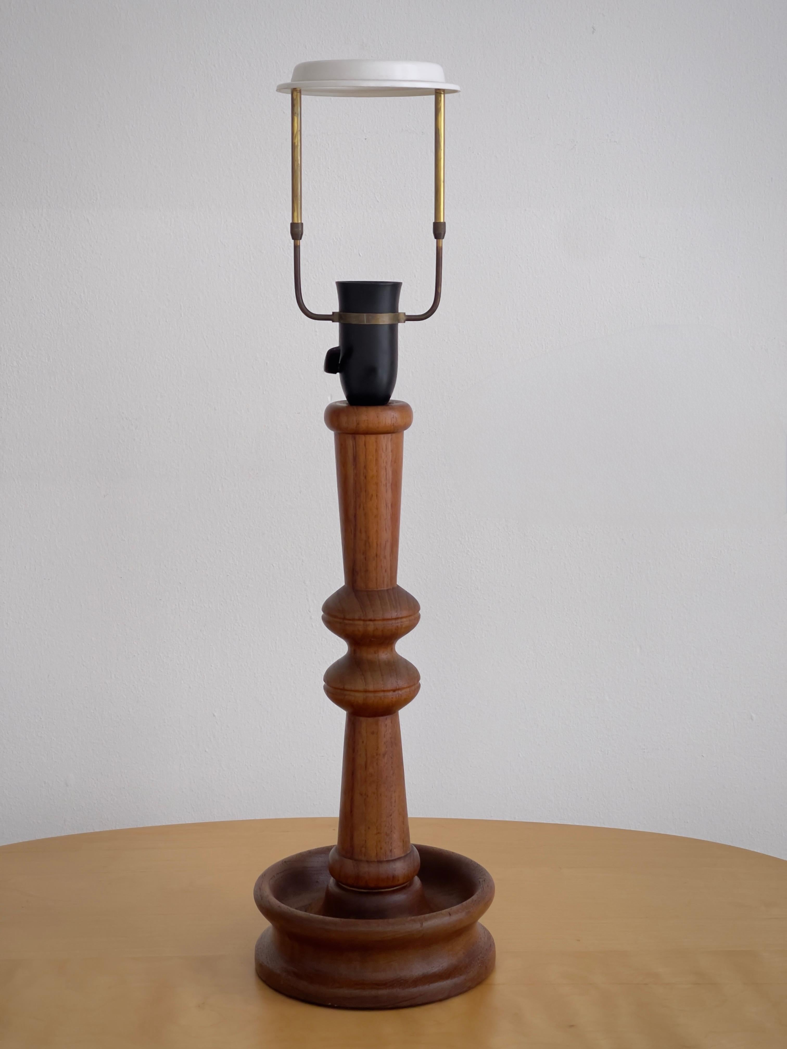 Lámpara de sobremesa moderna danesa en una pieza maciza de madera de teca tallada. Dinamarca Años 50 Teca en venta