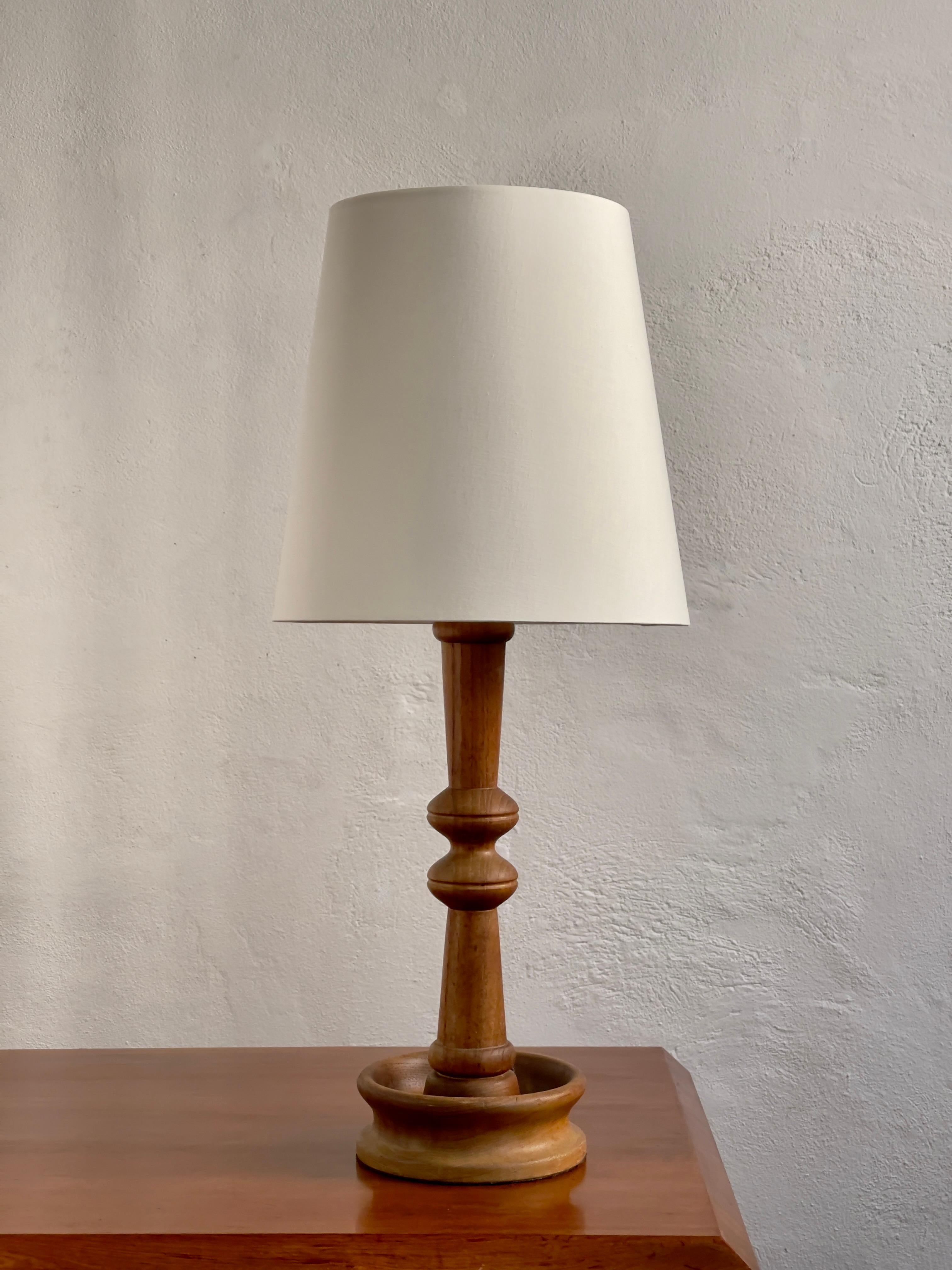 Lampe de table moderne danoise en un seul bois massif de teck sculpté. Danemark années 1950 en vente 2