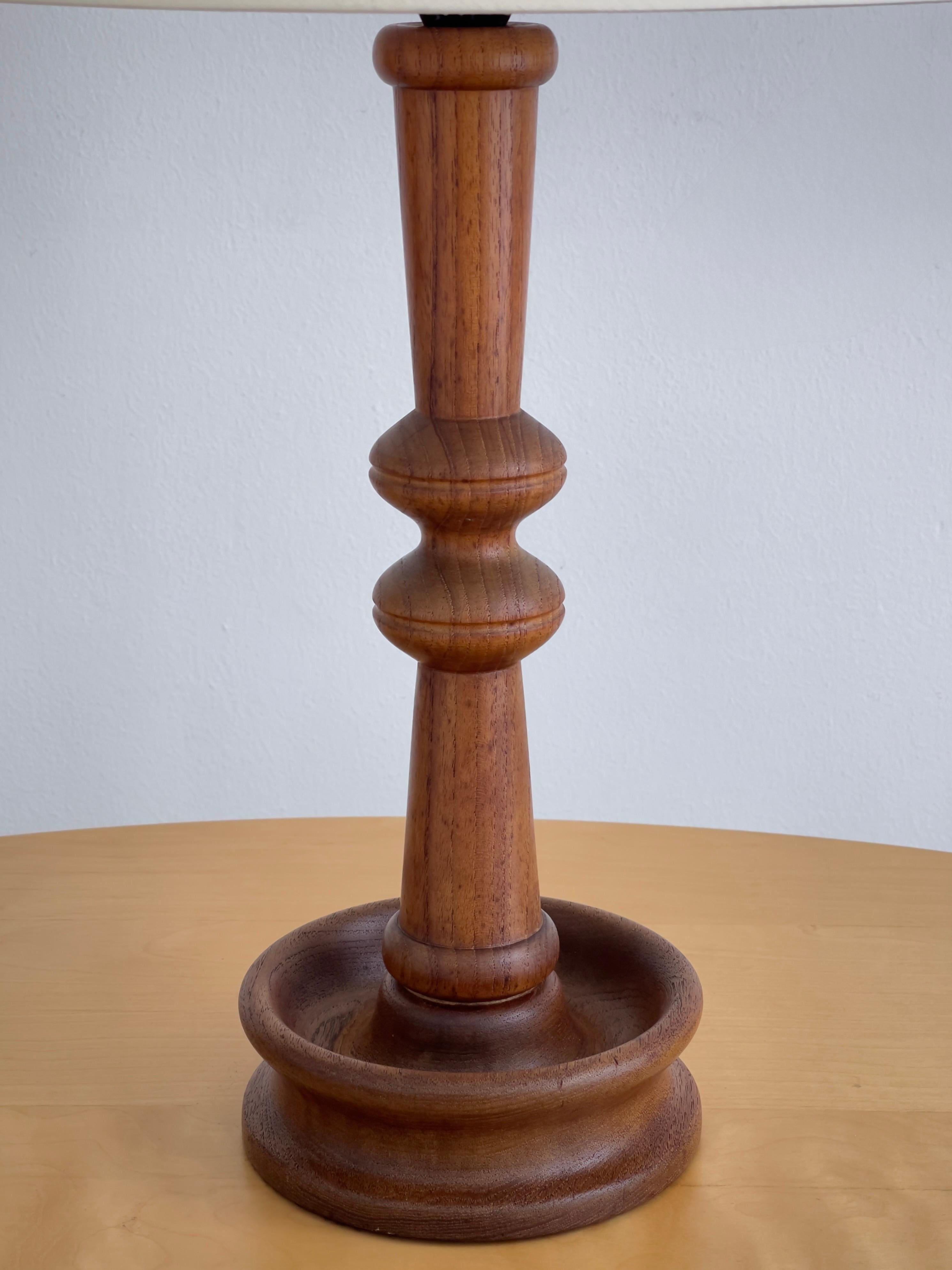 Lámpara de sobremesa moderna danesa en una pieza maciza de madera de teca tallada. Dinamarca Años 50 en venta 1