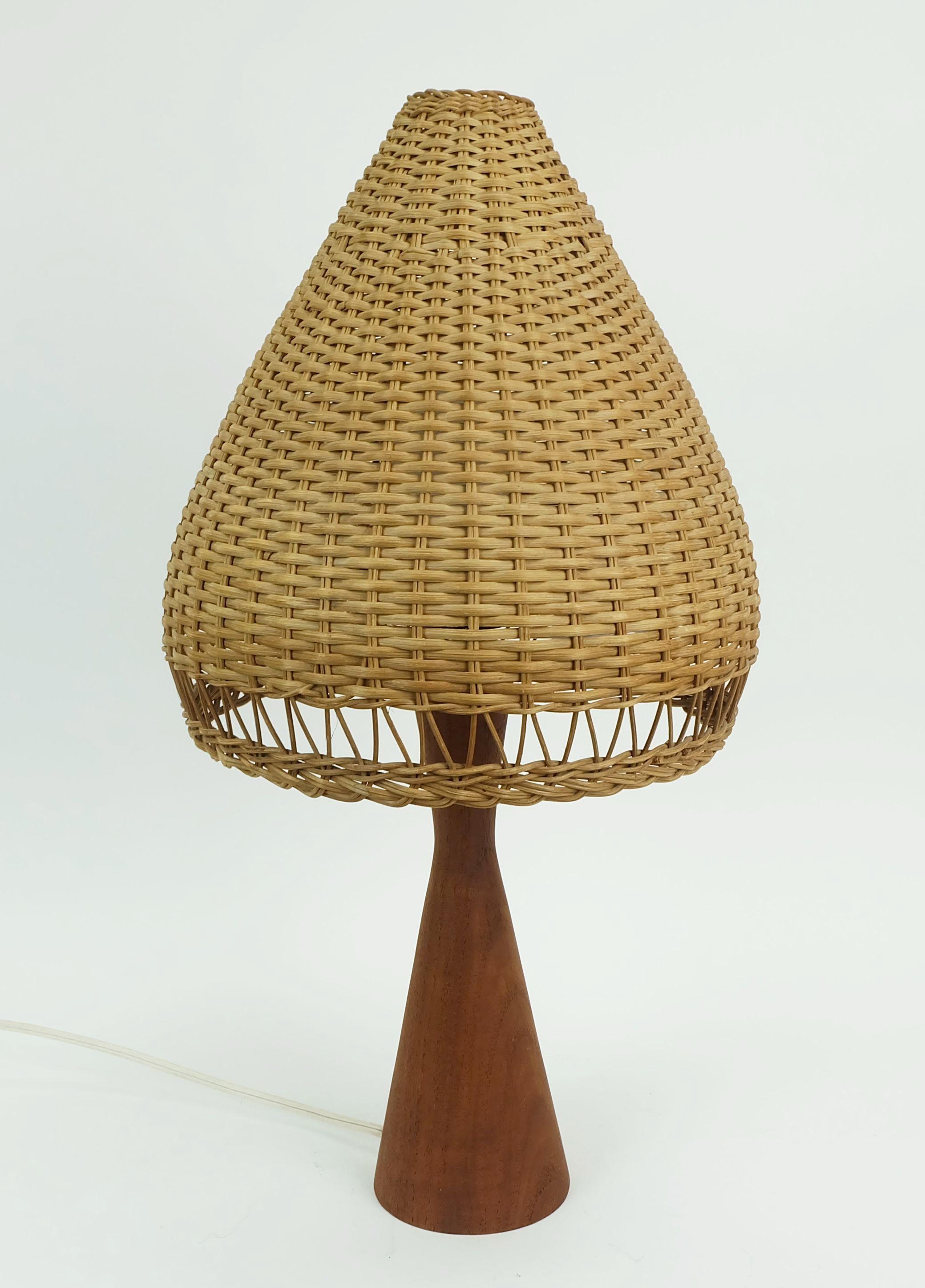 danish modern TABLE LAMP teak and rattan 1960s mid century wicker light In Good Condition For Sale In Mannheim, DE