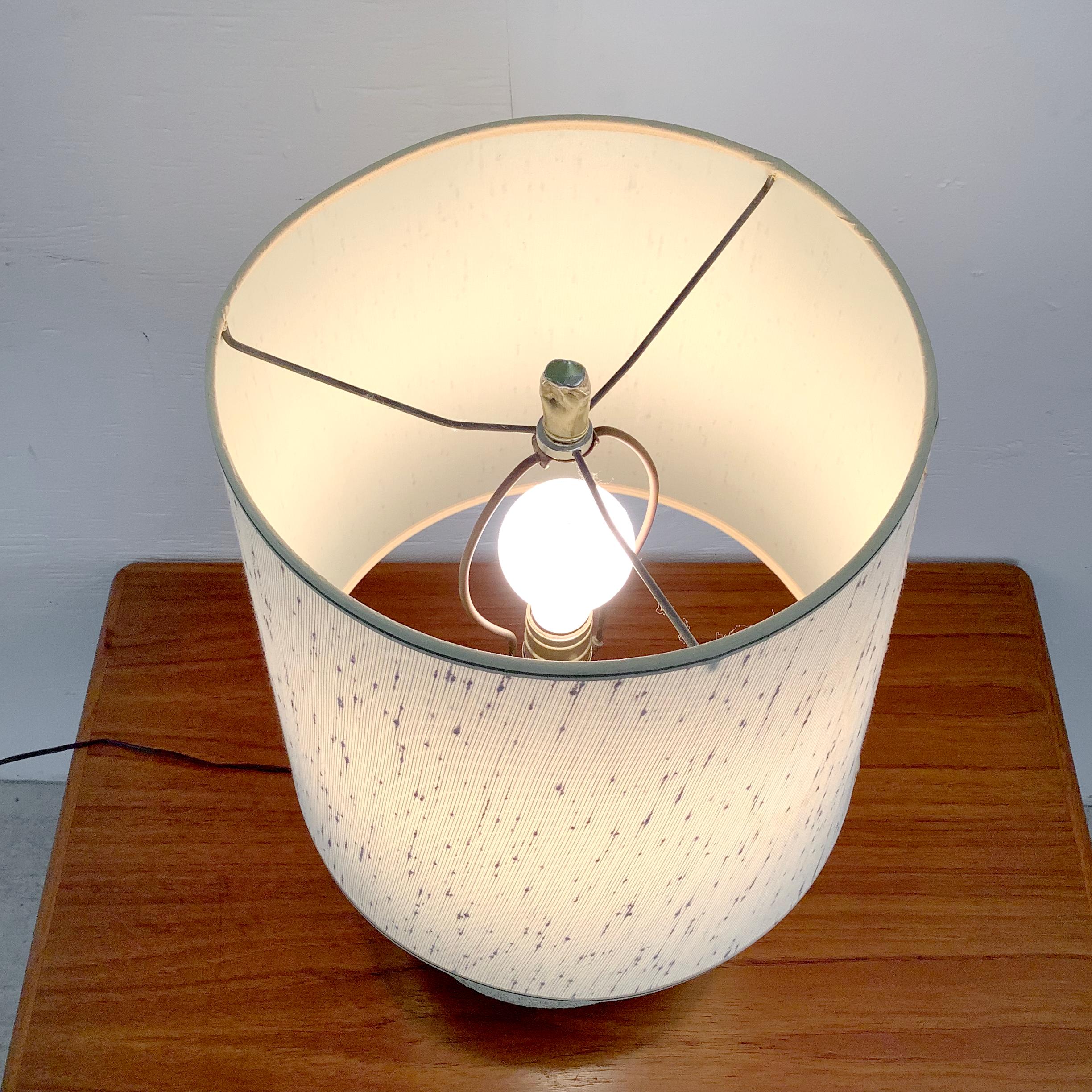 Lampe de table moderne danoise avec abat-jour en vente 4