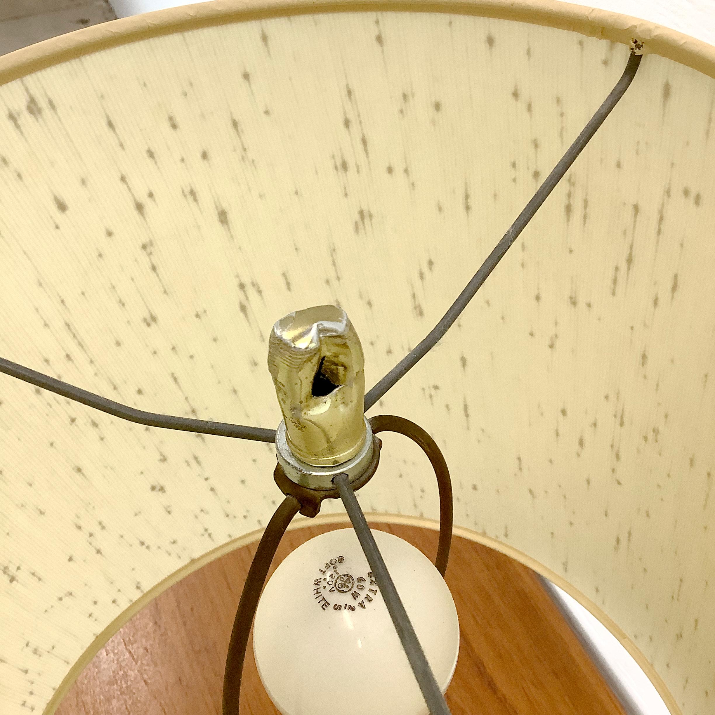 Lampe de table moderne danoise avec abat-jour en vente 6