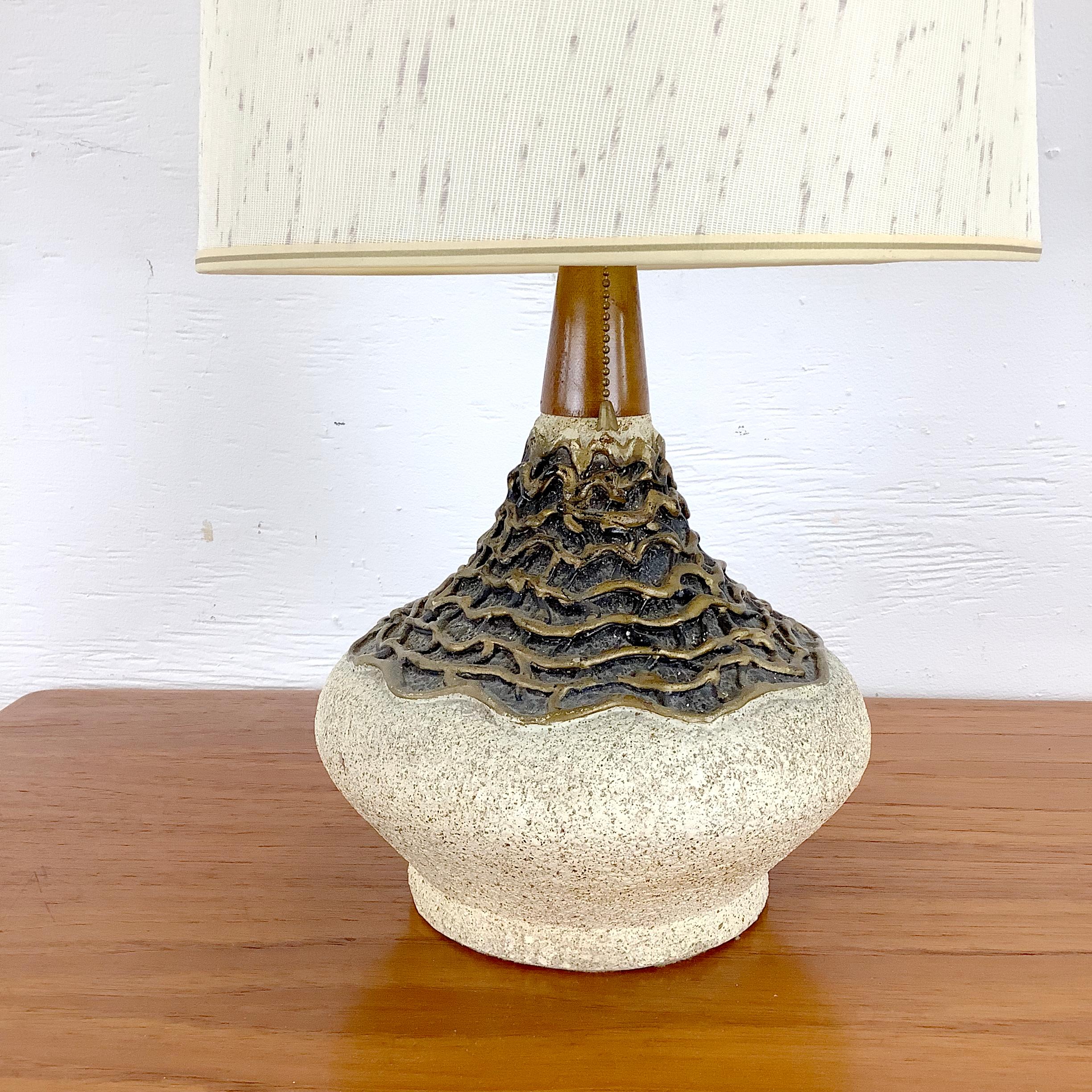 Lampe de table moderne danoise avec abat-jour Bon état - En vente à Trenton, NJ