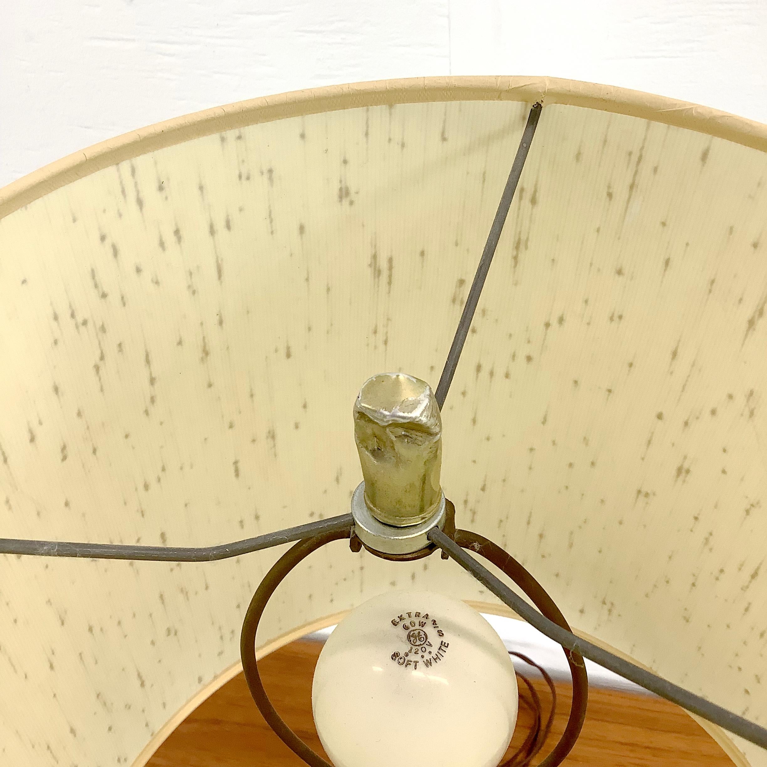 Lampe de table moderne danoise avec abat-jour en vente 1