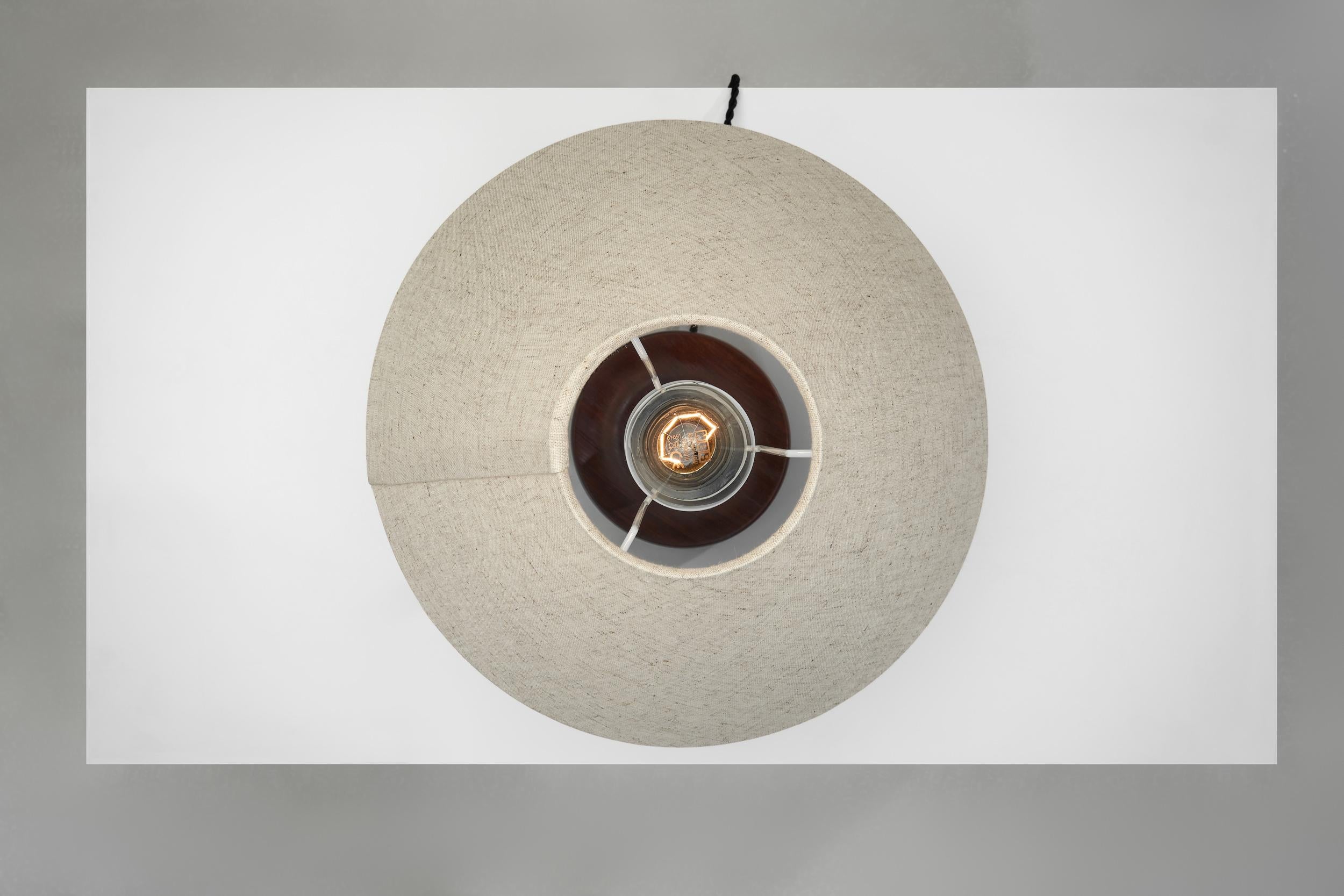 Lámpara de mesa moderna danesa con base de madera, Dinamarca Mediados del siglo XX en venta 5