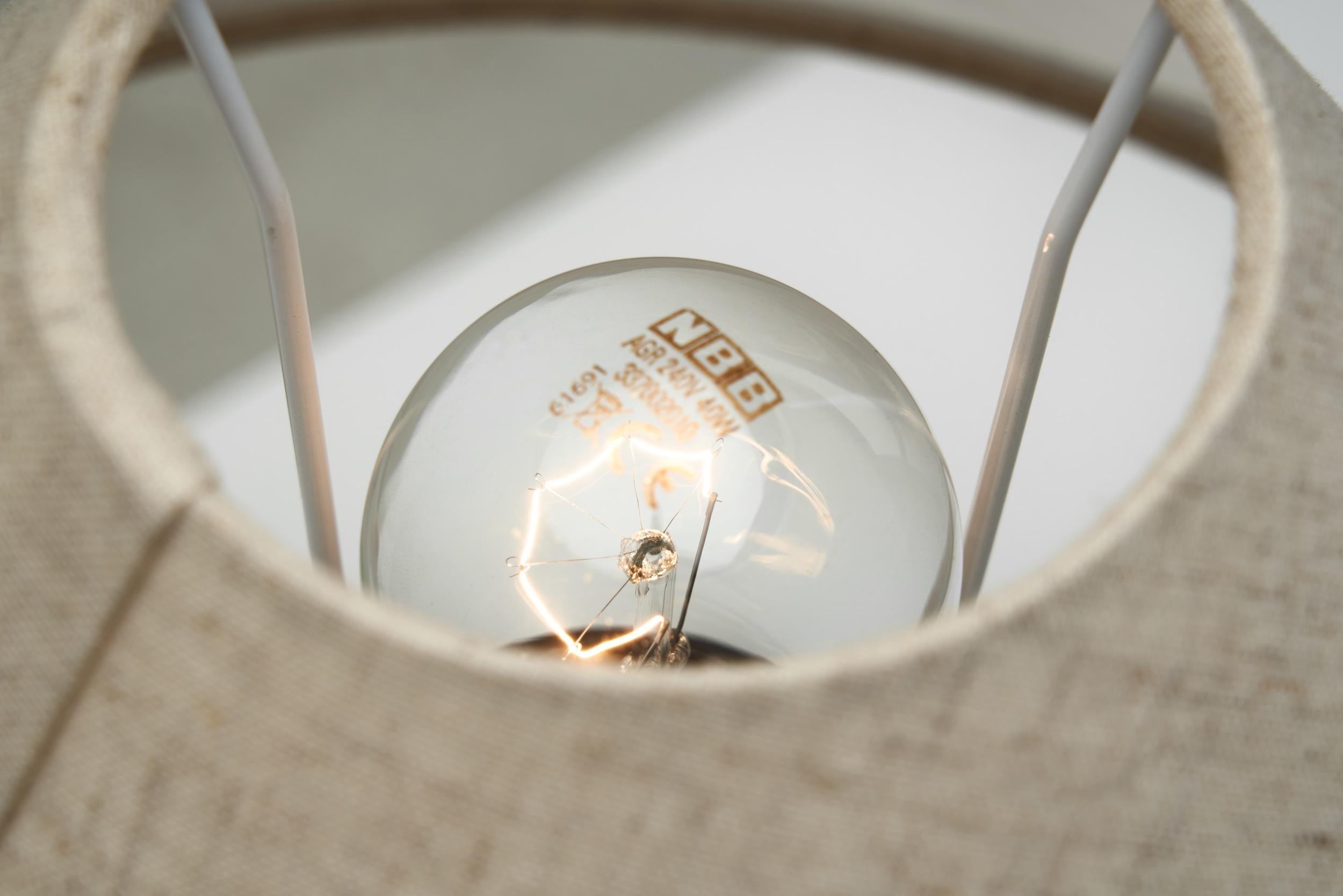 Lámpara de mesa moderna danesa con base de madera, Dinamarca Mediados del siglo XX en venta 6