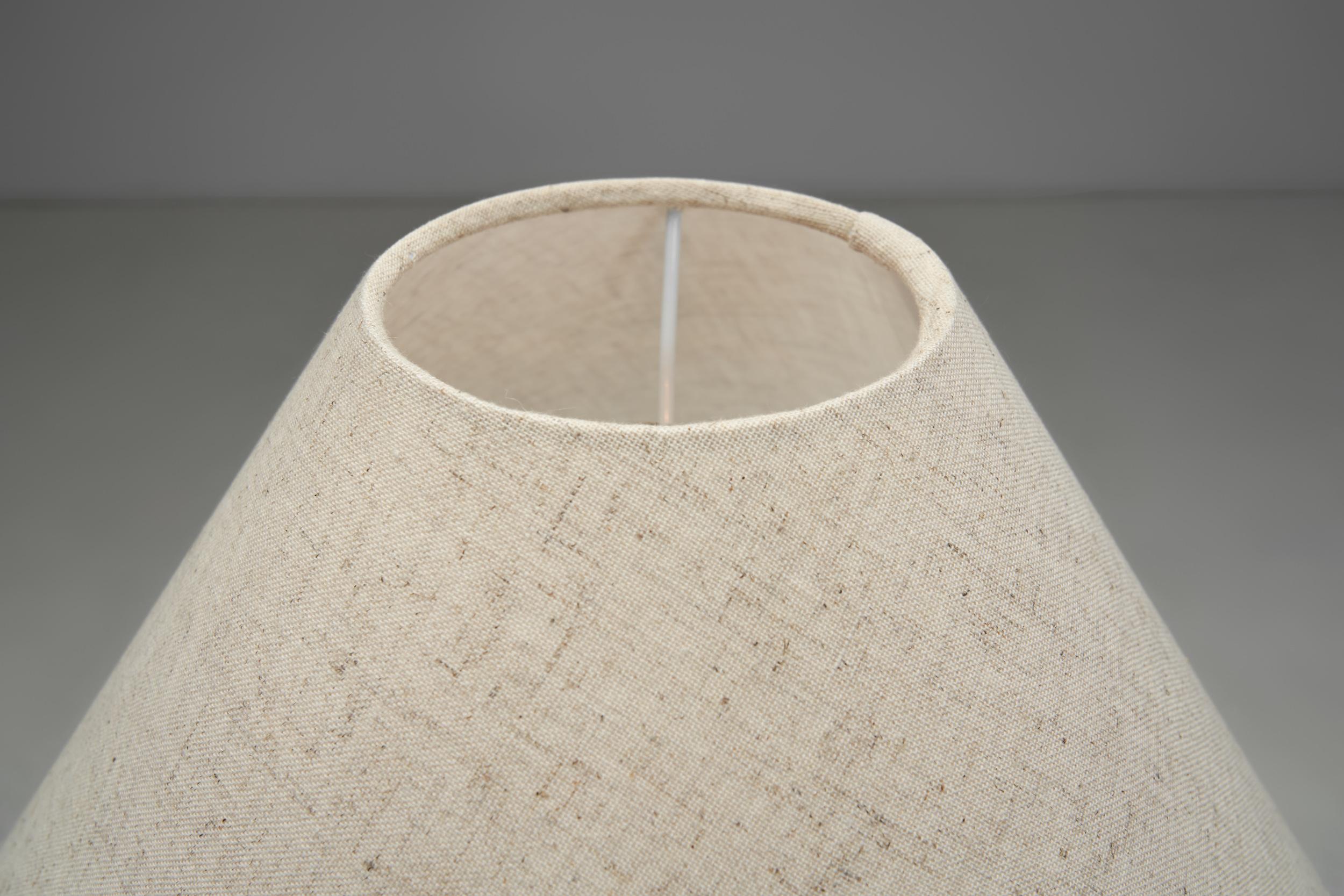 Lámpara de mesa moderna danesa con base de madera, Dinamarca Mediados del siglo XX en venta 7