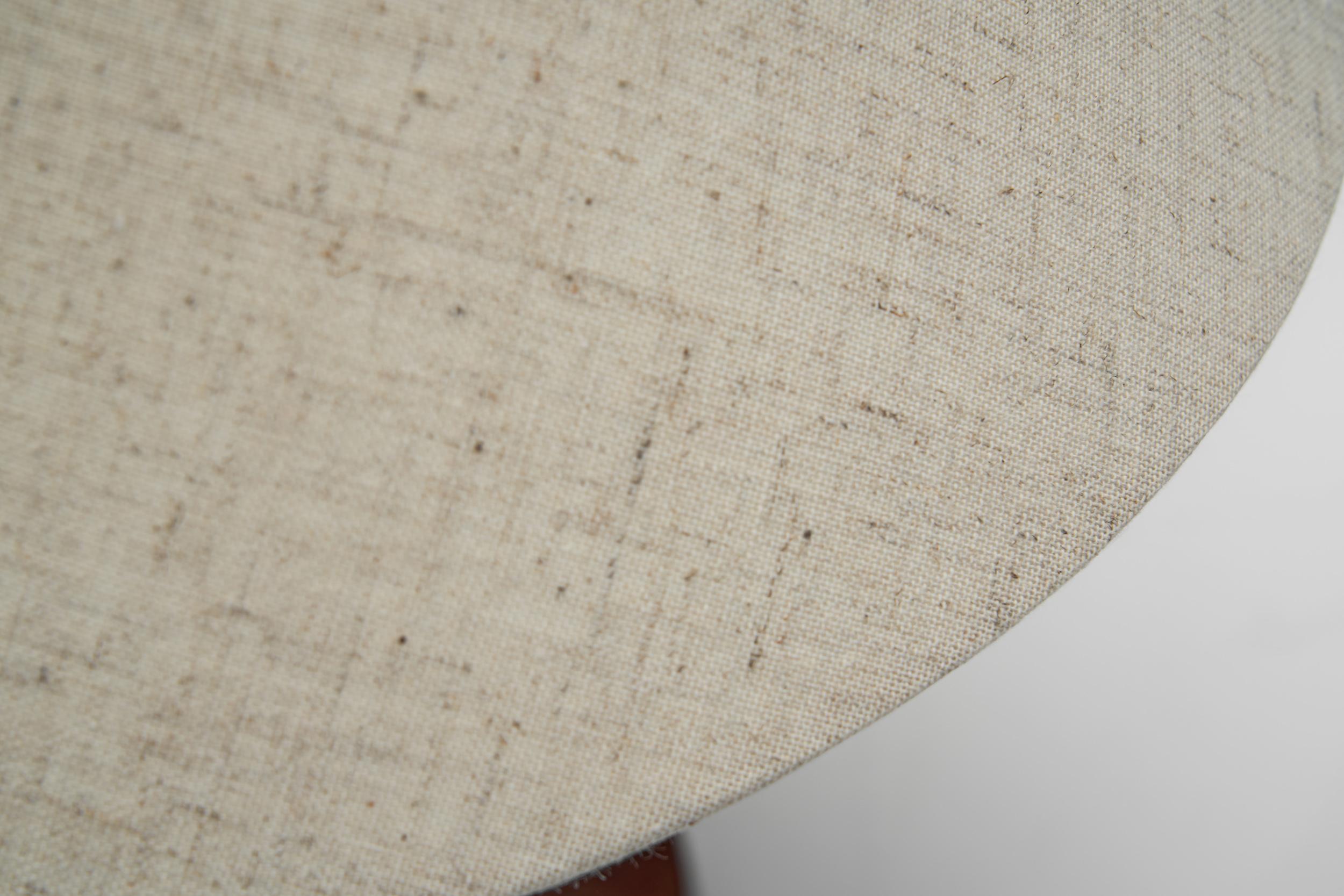 Lámpara de mesa moderna danesa con base de madera, Dinamarca Mediados del siglo XX en venta 9