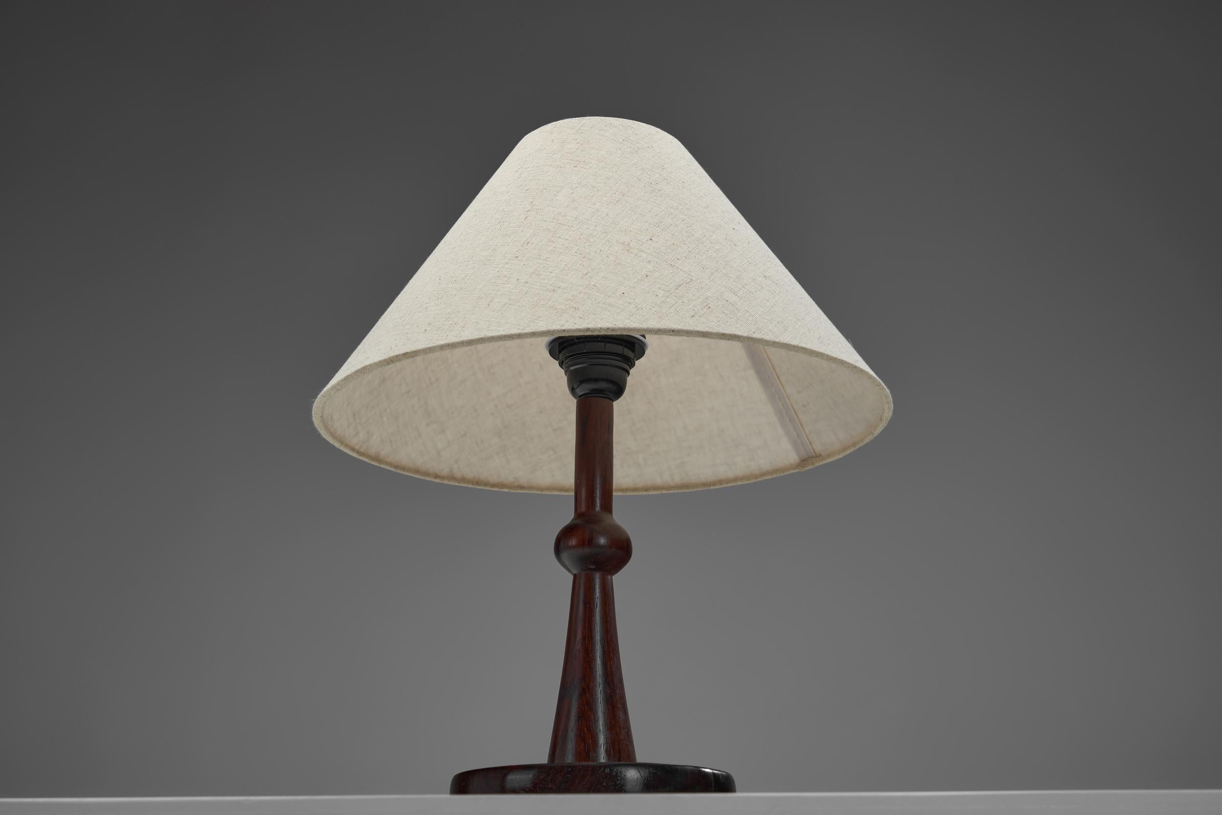 Lámpara de mesa moderna danesa con base de madera, Dinamarca Mediados del siglo XX en venta 10