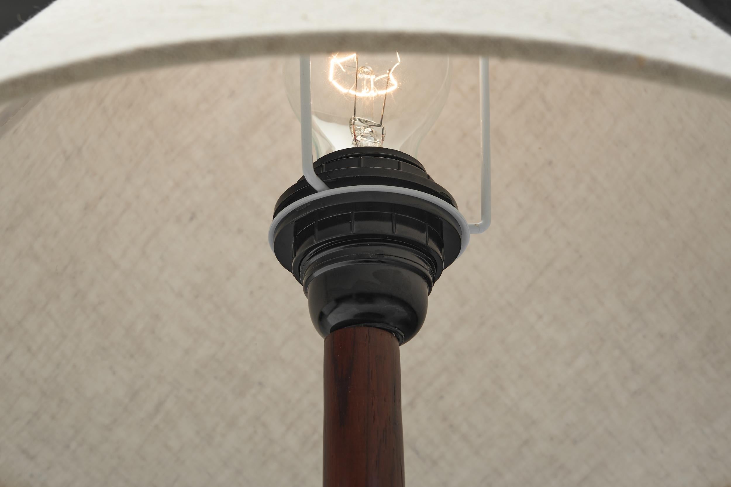 Lámpara de mesa moderna danesa con base de madera, Dinamarca Mediados del siglo XX en venta 11