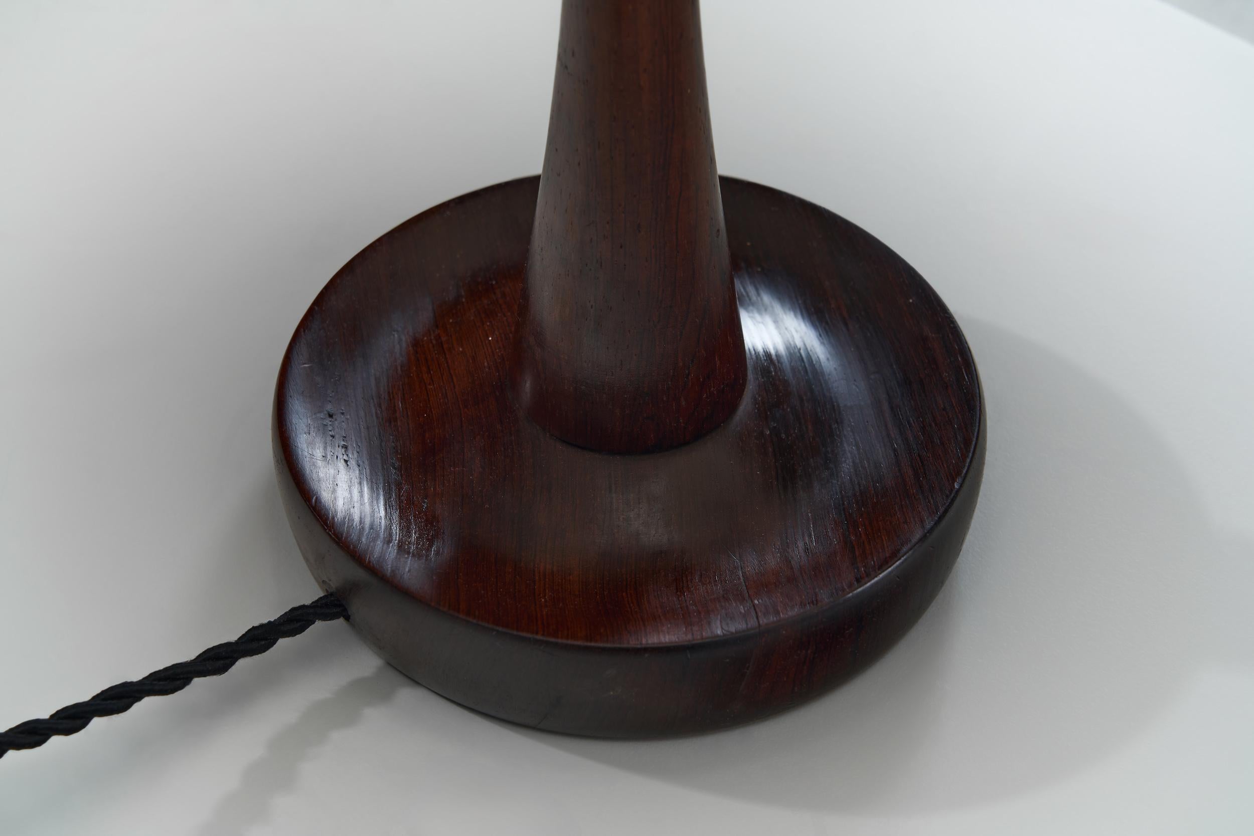 Lámpara de mesa moderna danesa con base de madera, Dinamarca Mediados del siglo XX en venta 13