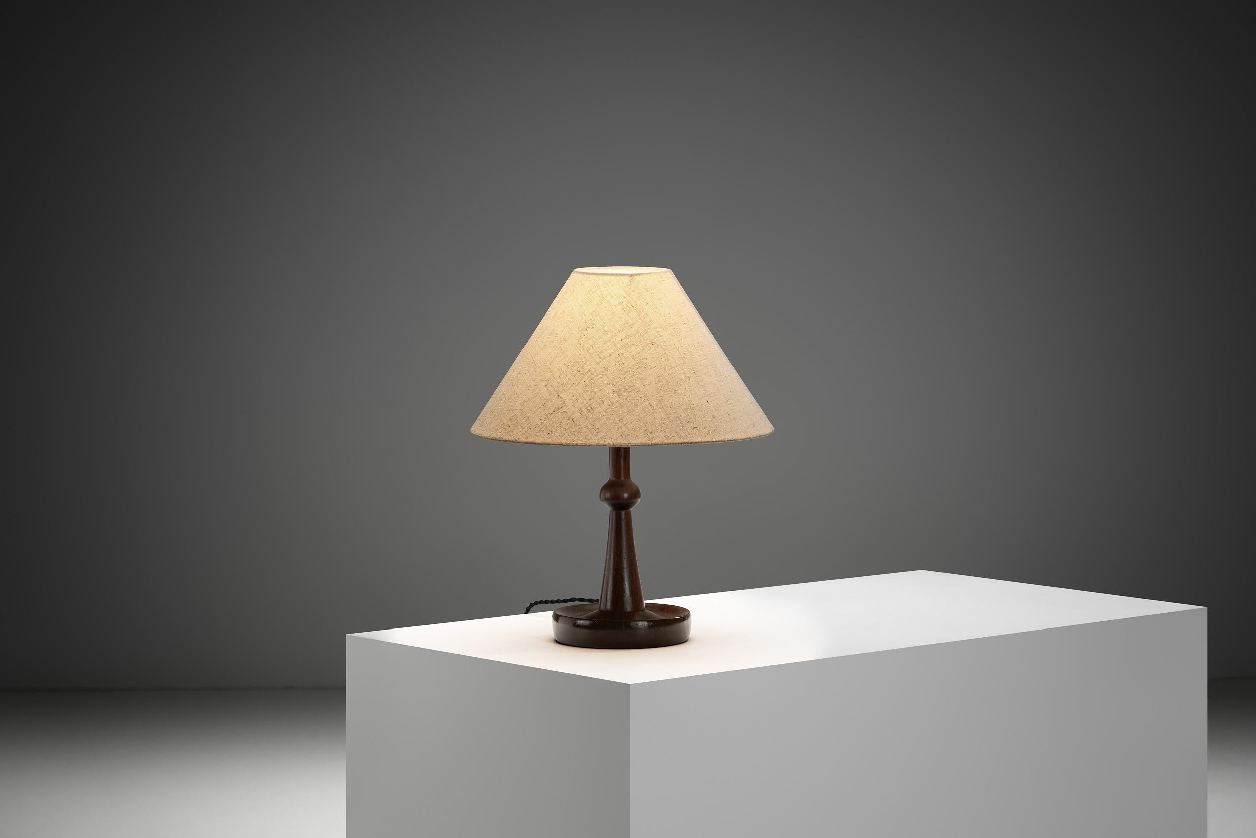 Lámpara de mesa moderna danesa con base de madera, Dinamarca Mediados del siglo XX Danés en venta