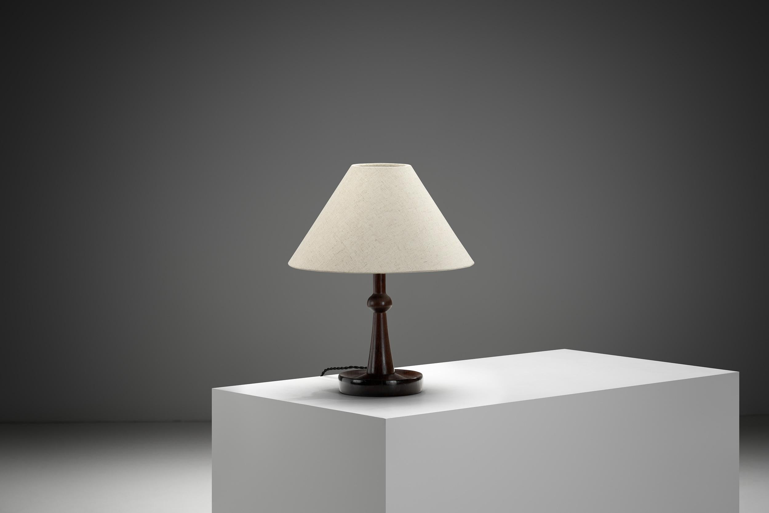 Lámpara de mesa moderna danesa con base de madera, Dinamarca Mediados del siglo XX en Bueno estado para la venta en Utrecht, NL