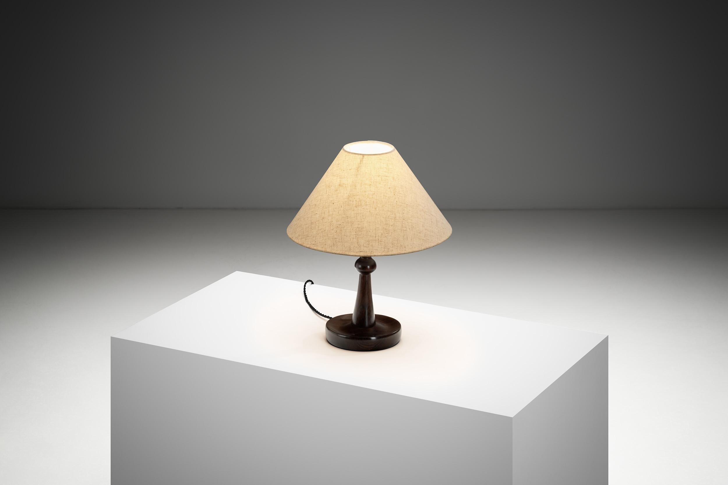 Lámpara de mesa moderna danesa con base de madera, Dinamarca Mediados del siglo XX en venta 2