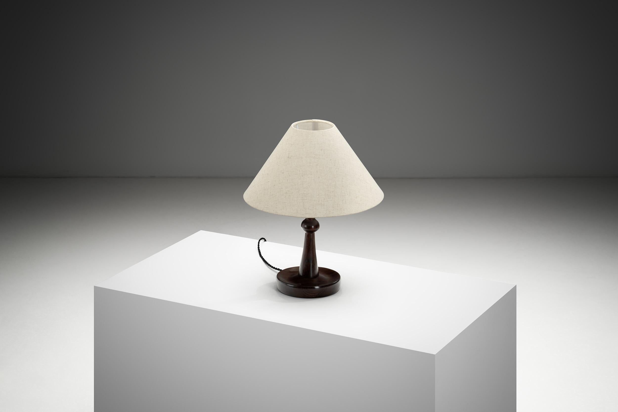 Lámpara de mesa moderna danesa con base de madera, Dinamarca Mediados del siglo XX en venta 3