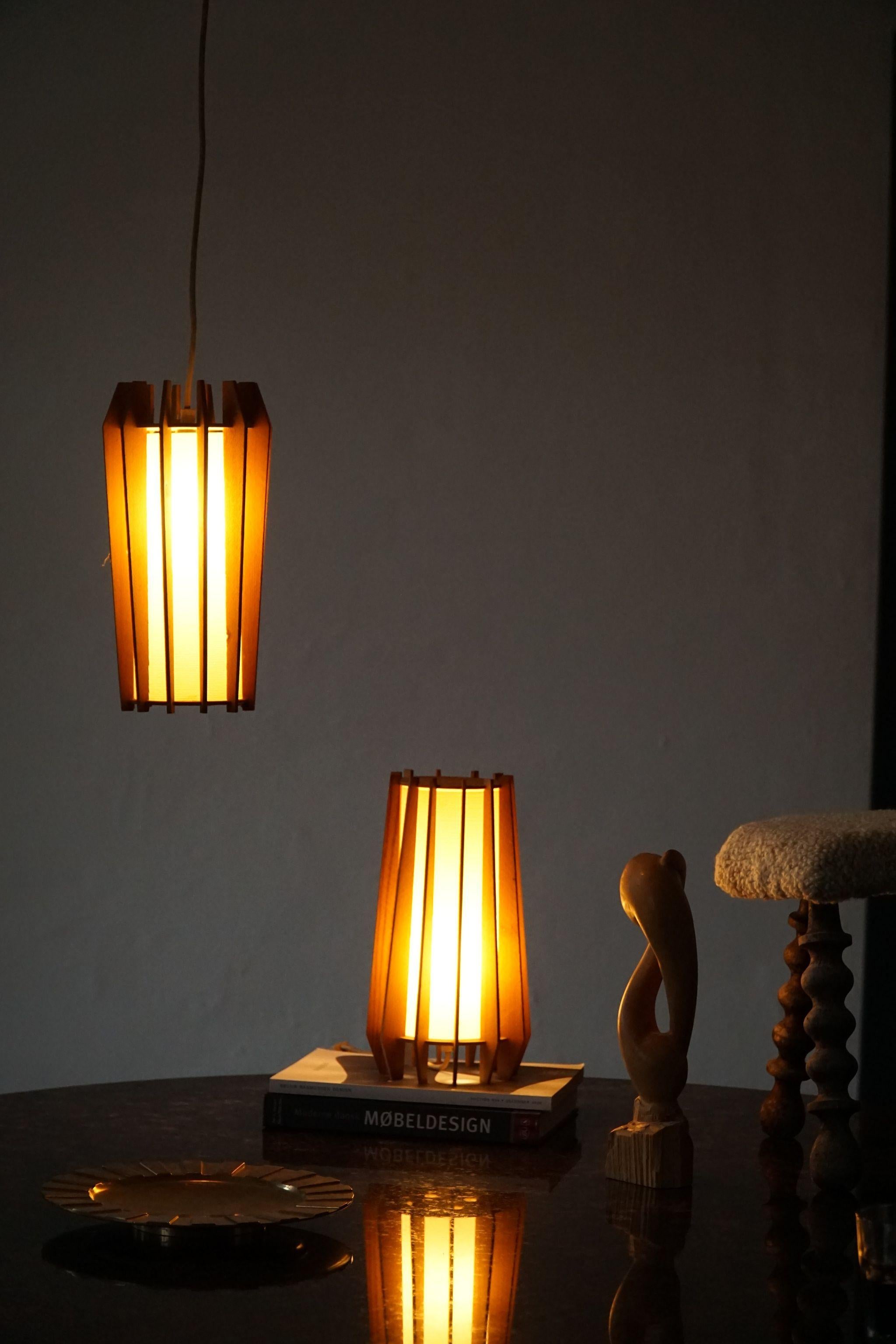 A fine sculptural pair of table / pendants lights in pine. Designed by Ib Fabiansen for the Danish company Fog & Mørup in 1960s.

The pair is in a good vintage condition. 

A warm colour and patina that pair well with the minimalist scandinavian