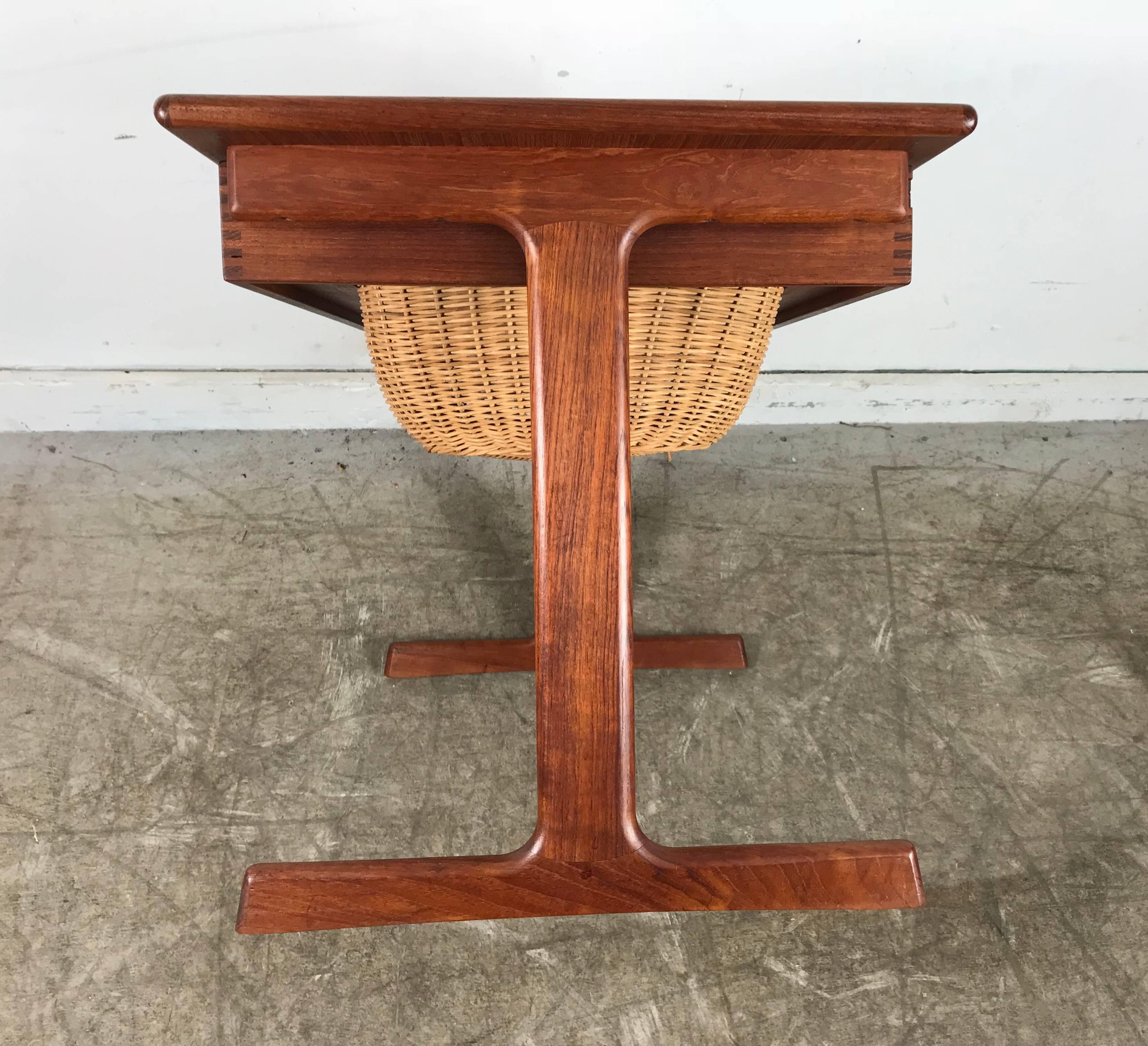 Scandinave moderne Table moderne danoise avec tiroir en forme de panier
