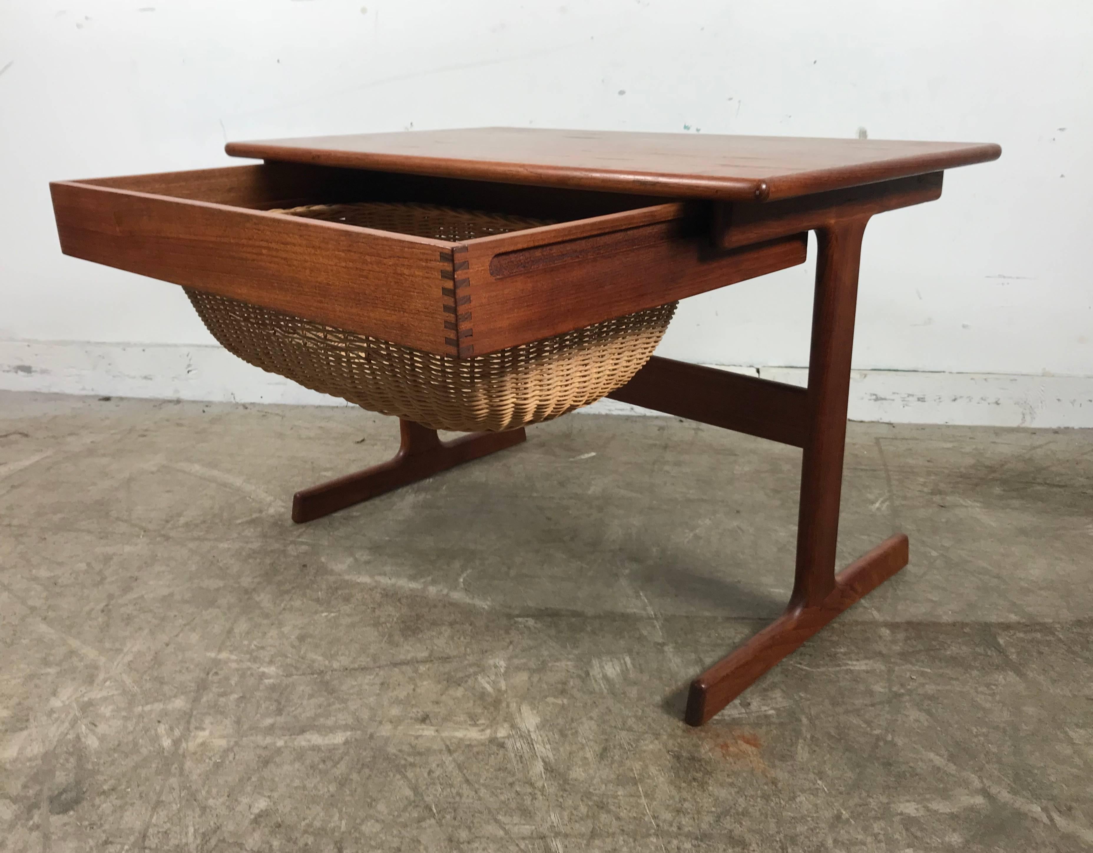 Osier Table moderne danoise avec tiroir en forme de panier