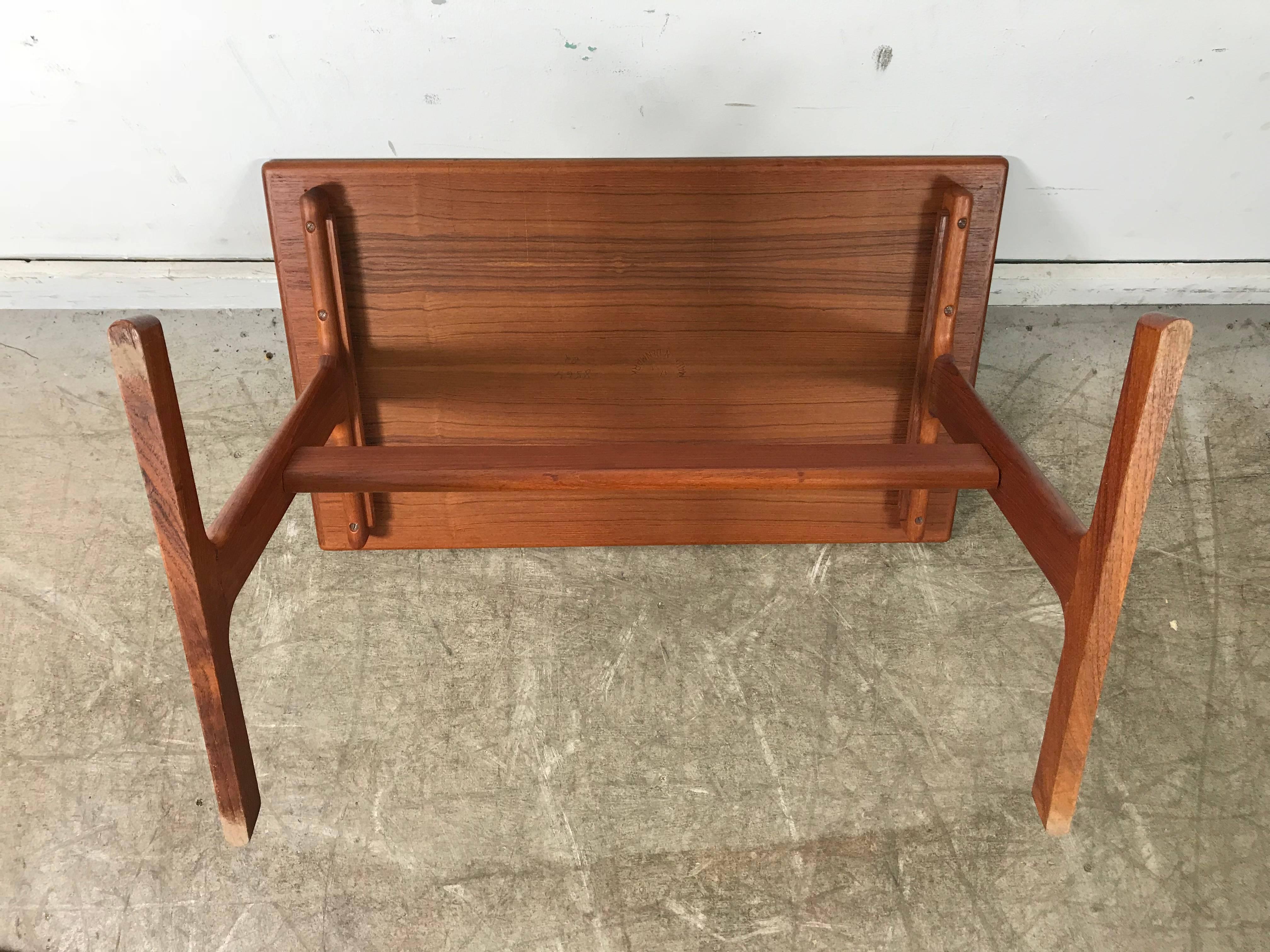 Table moderne danoise avec tiroir en forme de panier 1