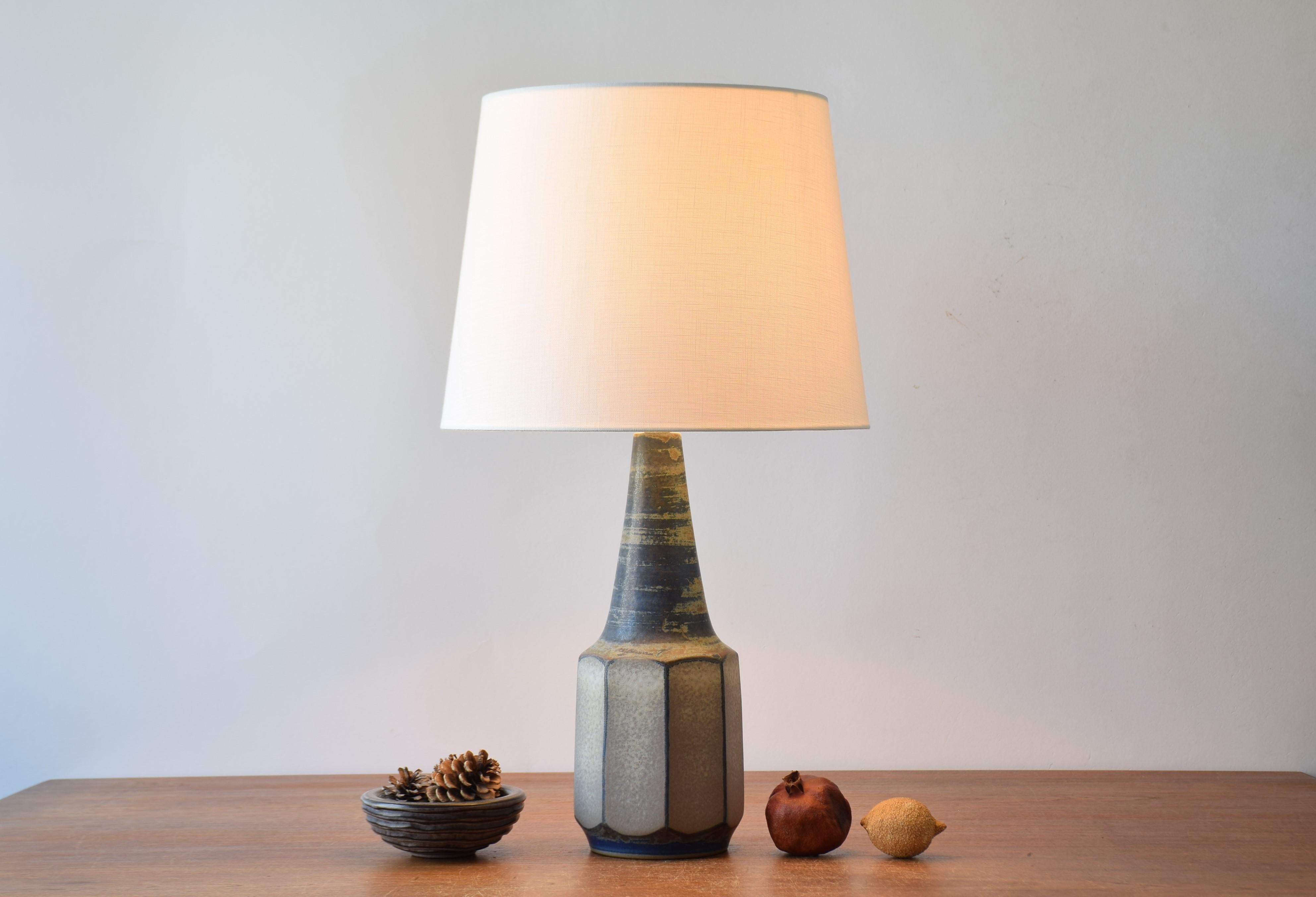 Stylish Midcentury Danish table lamp by Marianne Starck for the ceramic workshop of Michael Andersen & Søn (Michael Andersen & Son) on the Danish island Bornholm. Designed and made ca 1960s.
The lampbase is made of stoneware with a matte blue and