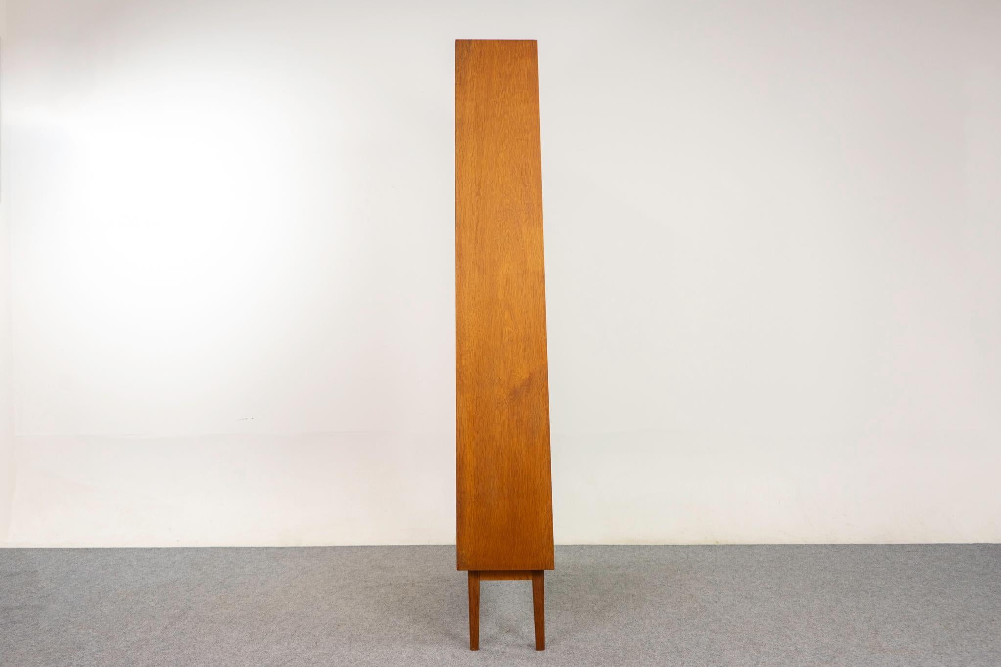 Danish Modern Tall Oak Bücherregal im Angebot 3