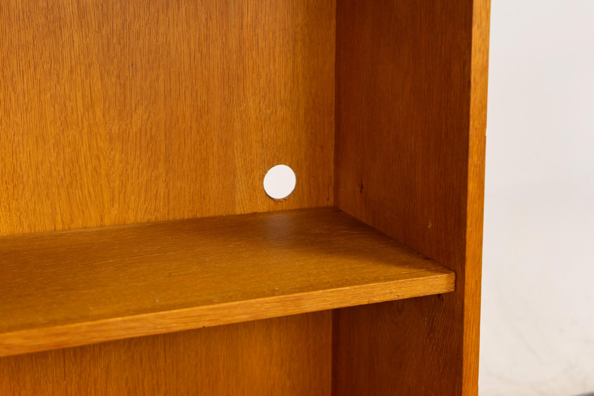Danish Modern Tall Oak Bücherregal (Skandinavische Moderne) im Angebot