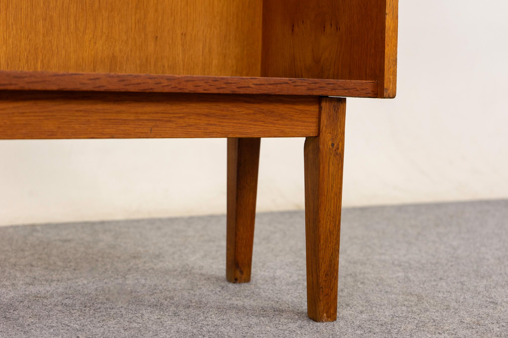 Danish Modern Tall Oak Bücherregal (Dänisch) im Angebot