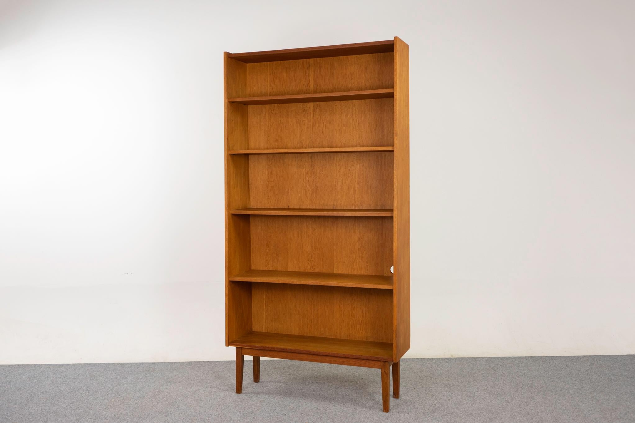 Danish Modern Tall Oak Bücherregal im Zustand „Gut“ im Angebot in VANCOUVER, CA
