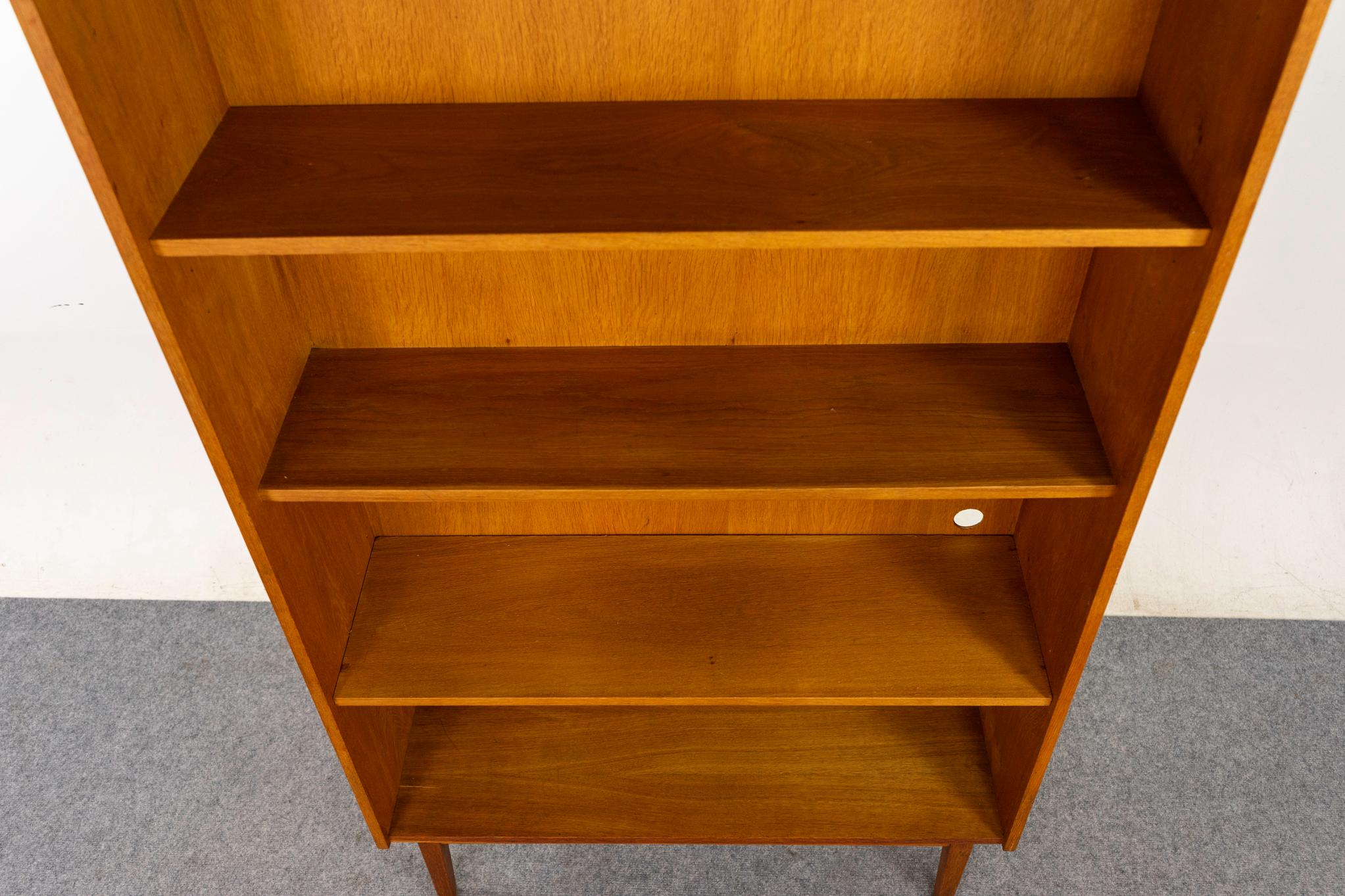 Danish Modern Tall Oak Bücherregal (Mitte des 20. Jahrhunderts) im Angebot