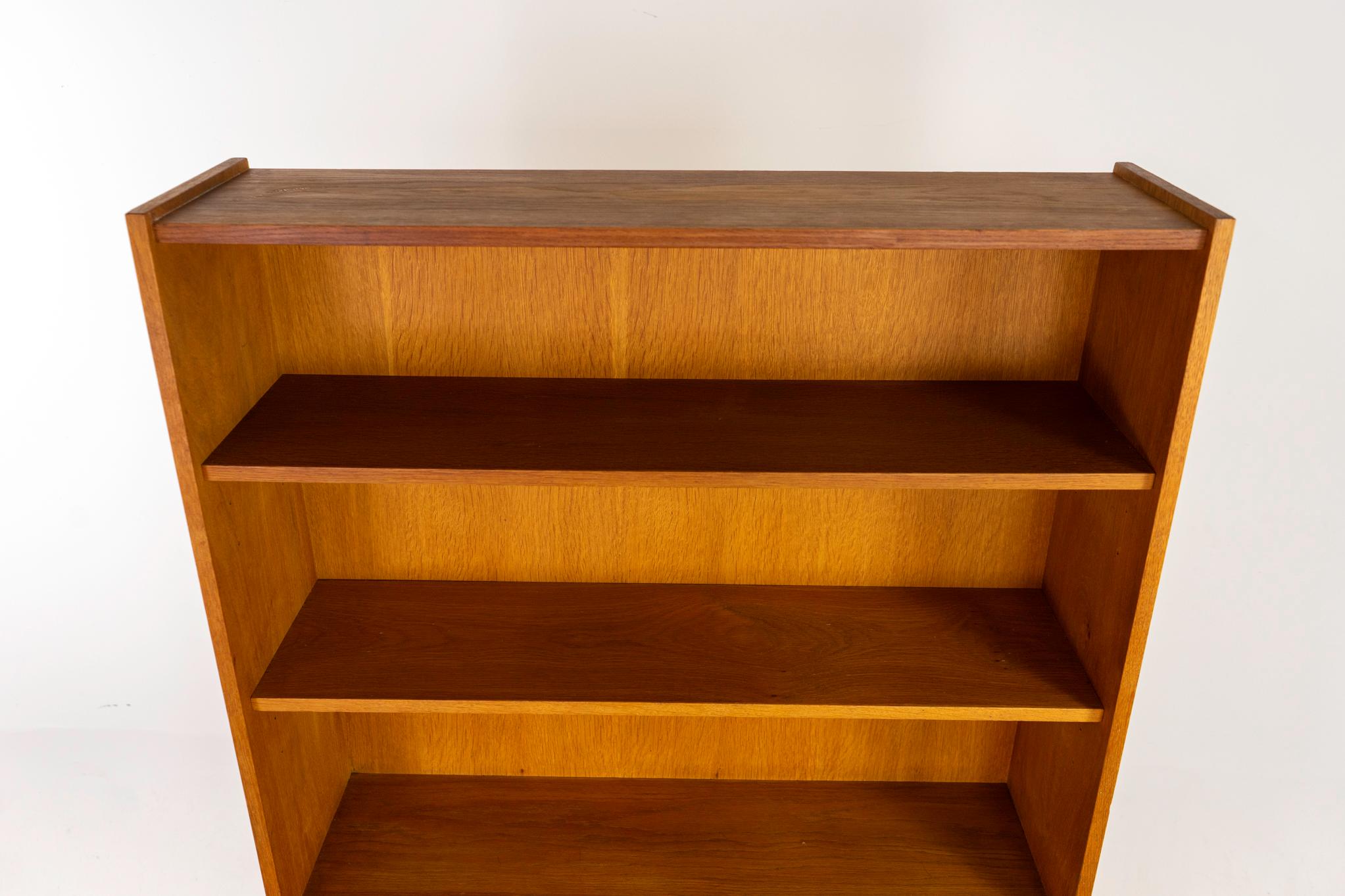 Danish Modern Tall Oak Bücherregal (Eichenholz) im Angebot