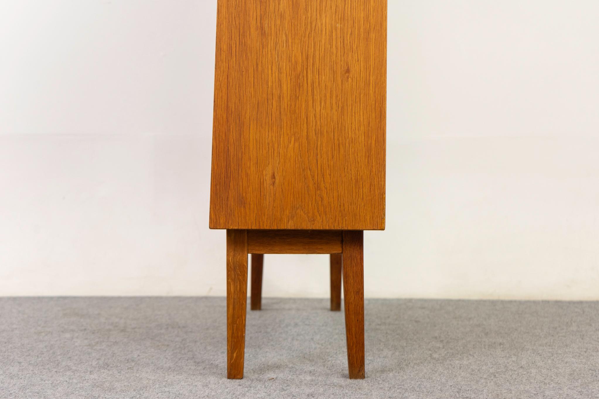 Danish Modern Tall Oak Bücherregal im Angebot 1