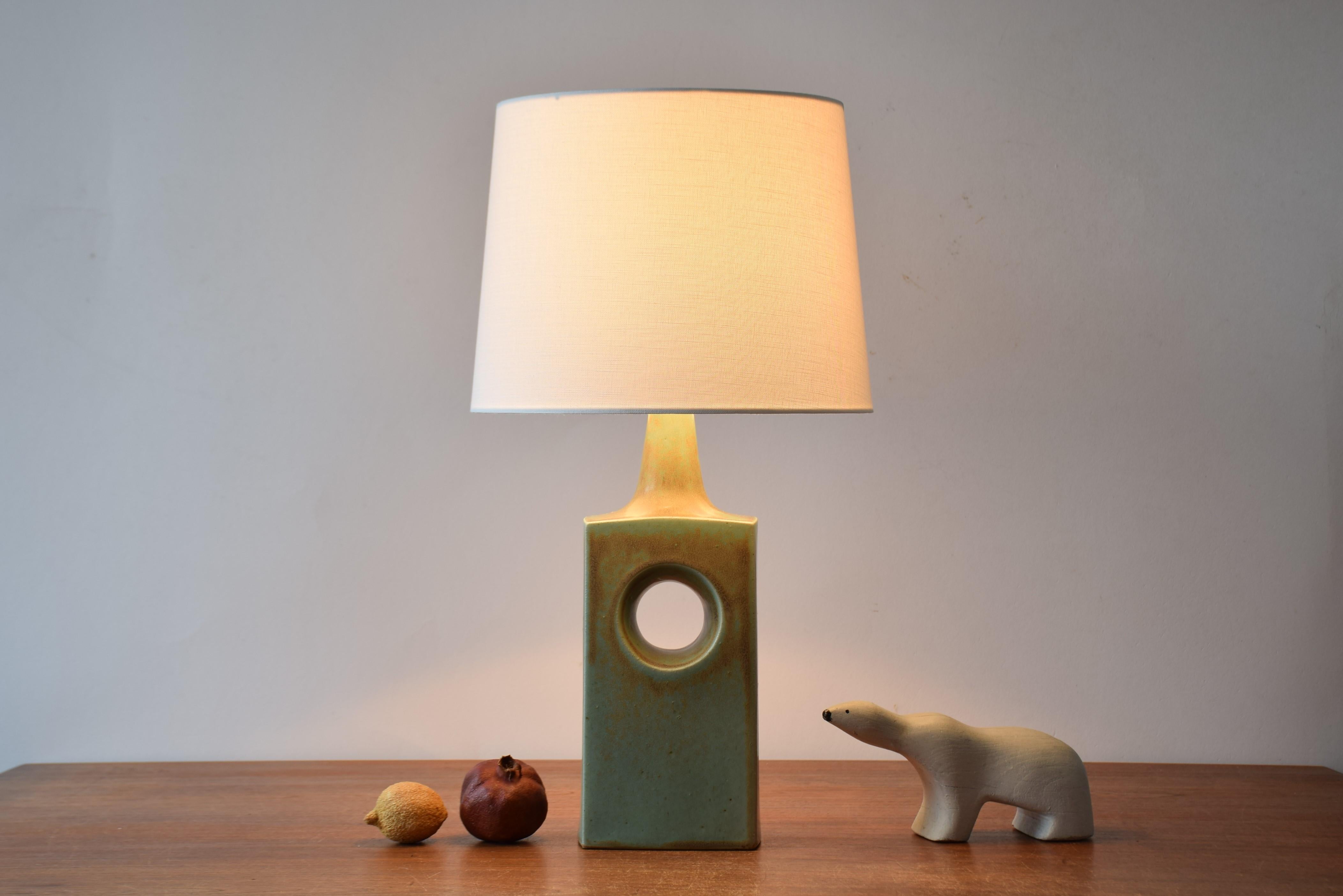 Midcentury Danish table lamp from the ceramic workshop Knabstrup. Made circa 1960s.
This lamp is from the Knabstrup Atelier series. The design could be by Richard Manz.

The lamp has an interesting glaze in sage green with ochre brown areas and