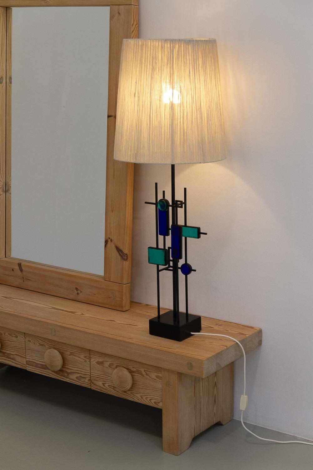 Lámpara alta de sobremesa danesa moderna de hierro y cristal de Svend Aage Holm Sørensen, década de 1970. en venta 5