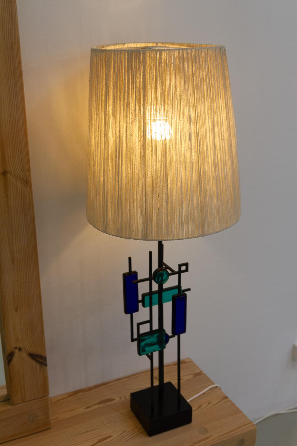 Lámpara alta de sobremesa danesa moderna de hierro y cristal de Svend Aage Holm Sørensen, década de 1970. en venta 6