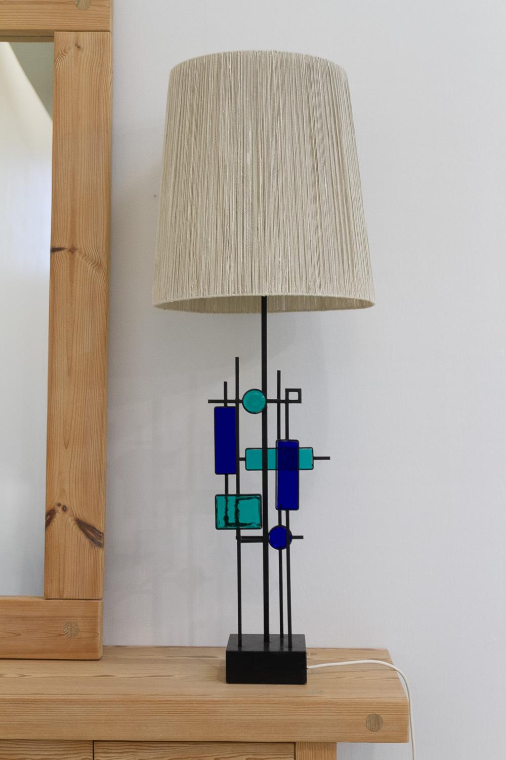 Lámpara alta de sobremesa danesa moderna de hierro y cristal de Svend Aage Holm Sørensen, década de 1970. Danés en venta