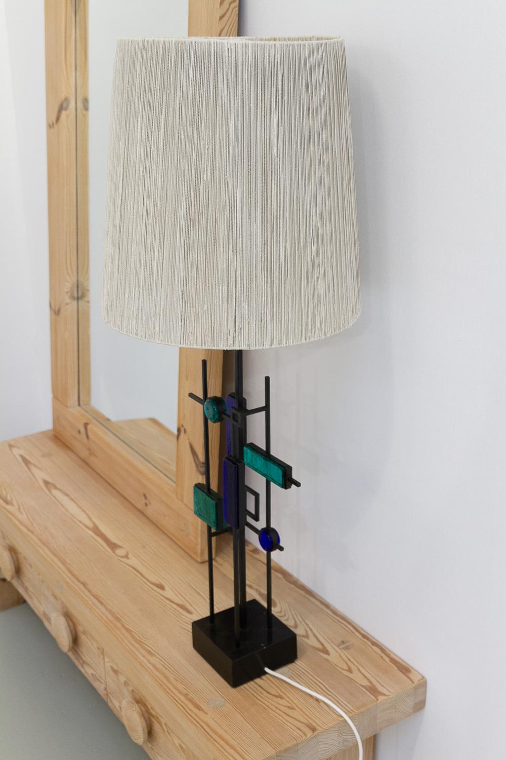 Lámpara alta de sobremesa danesa moderna de hierro y cristal de Svend Aage Holm Sørensen, década de 1970. finales del siglo XX en venta