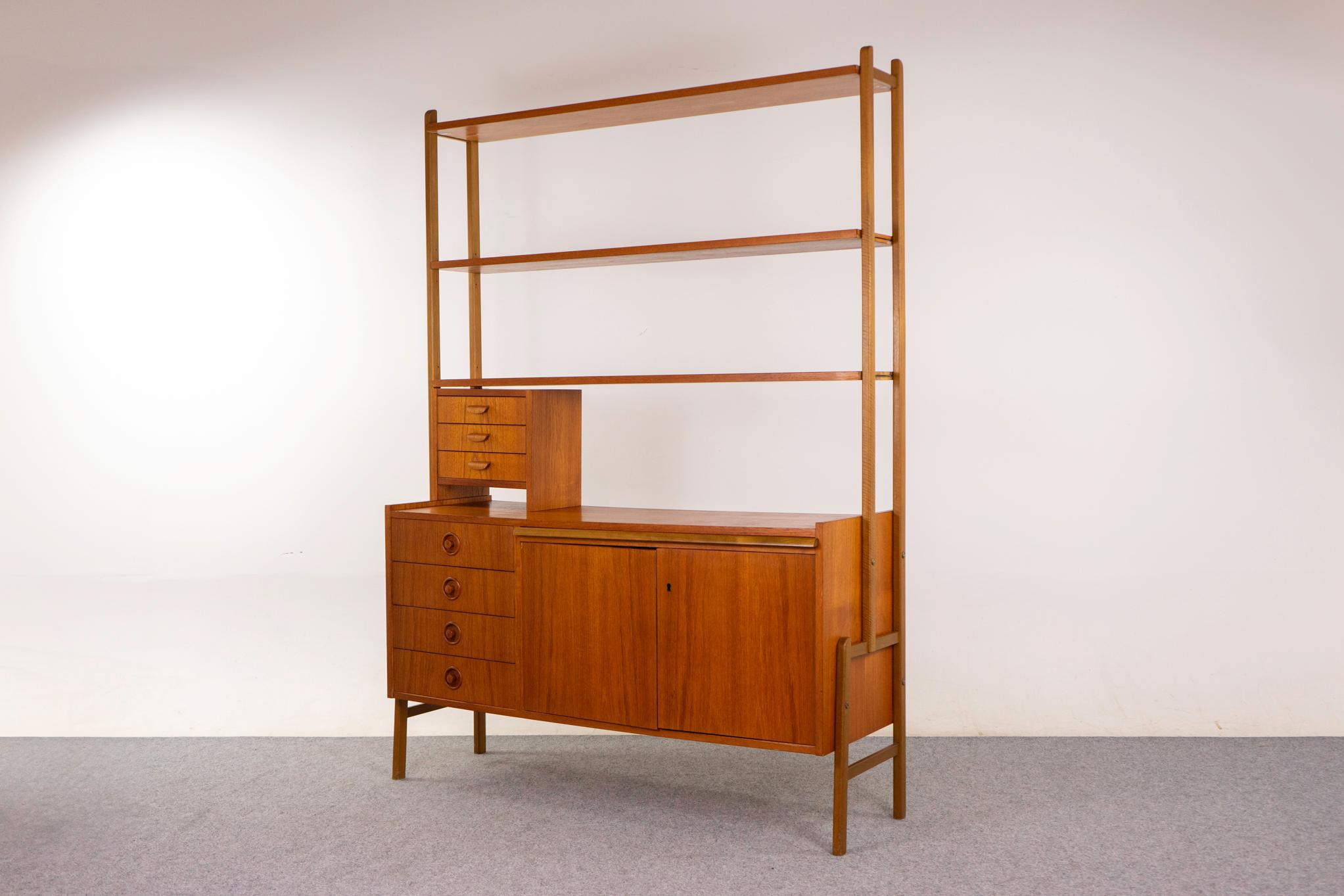 Librería/armario alto danés moderno de teca y haya Escandinavo moderno en venta