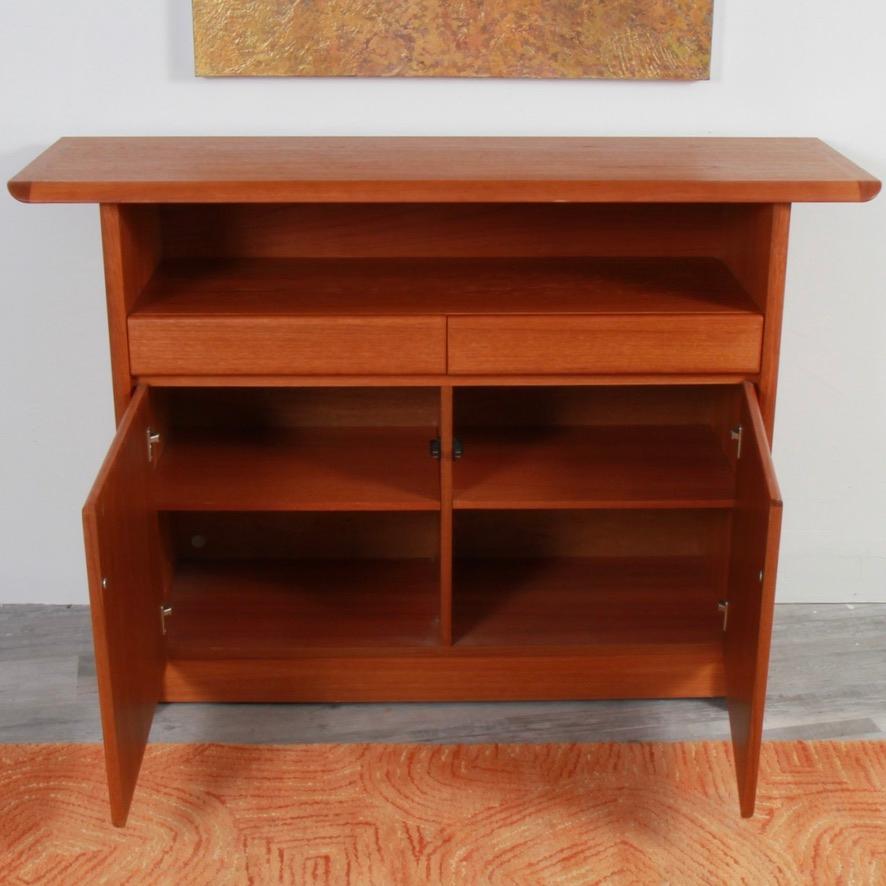 Danish Modern Tall Teak Sideboard or Bar In Good Condition In New London, CT