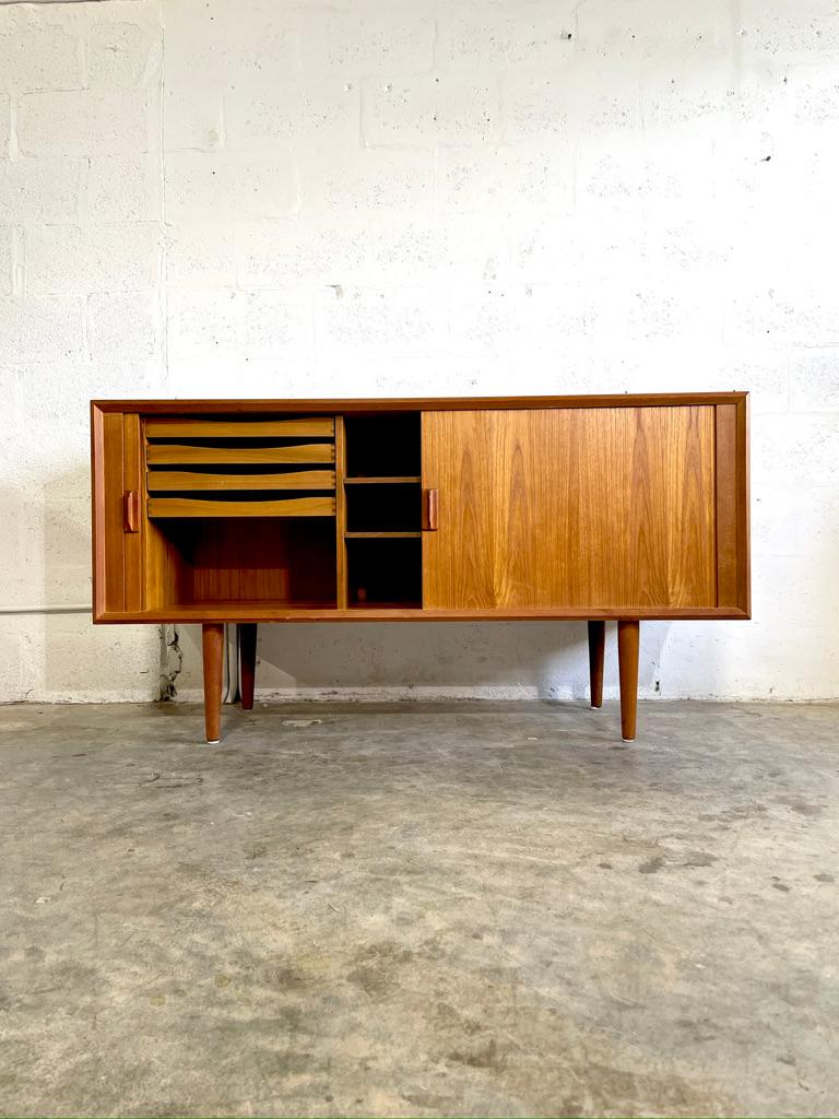 Dänische moderne Konsole oder Kredenz mit Tambour-Türen. Verstellbare Einlegeböden. 59b 19d 31.5h