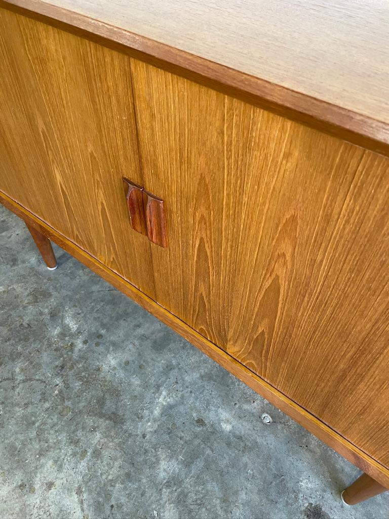 Dänische moderne Tambour-Tür-Konsole oder Anrichte (Moderne der Mitte des Jahrhunderts) im Angebot