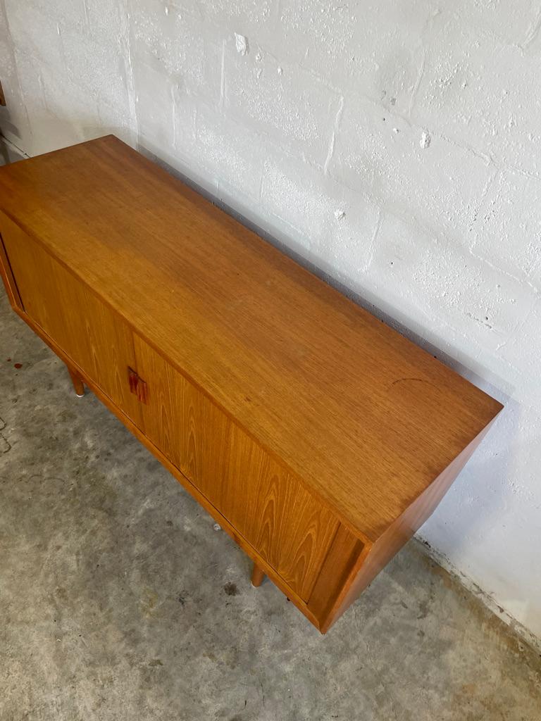 Dänische moderne Tambour-Tür-Konsole oder Anrichte im Zustand „Gut“ im Angebot in Fort Lauderdale, FL