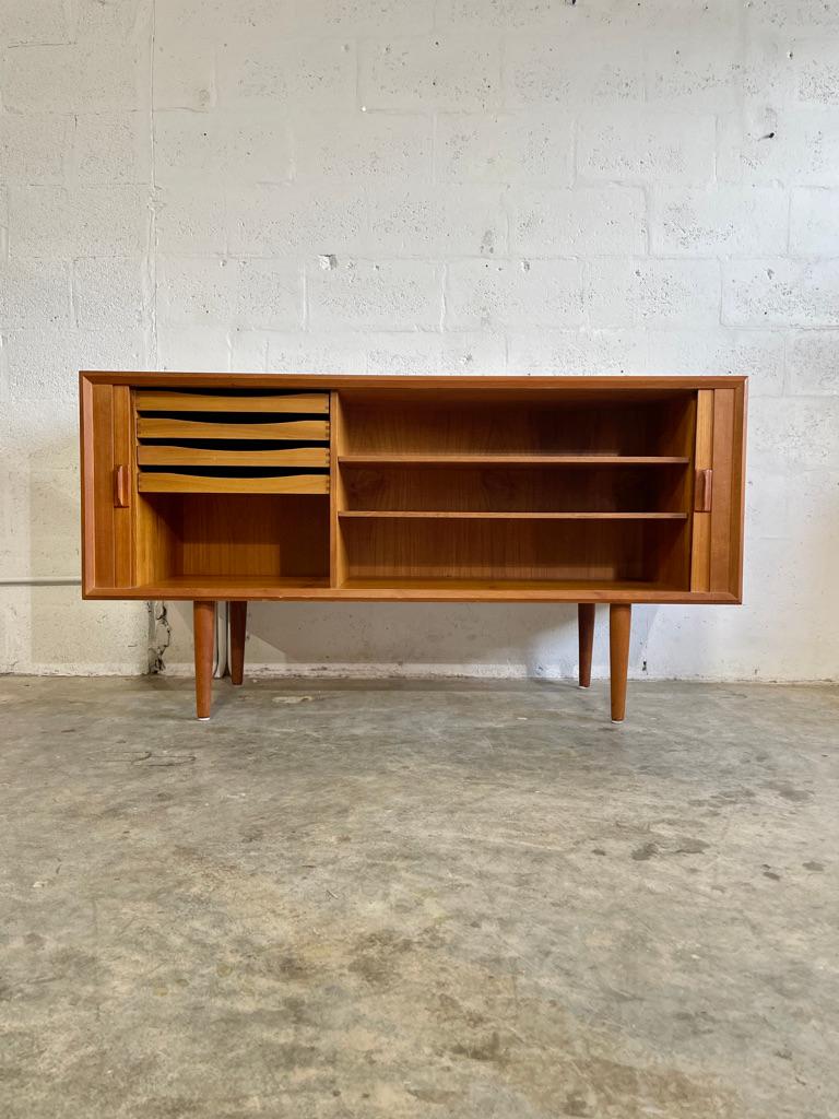 Dänische moderne Tambour-Tür-Konsole oder Anrichte (20. Jahrhundert) im Angebot